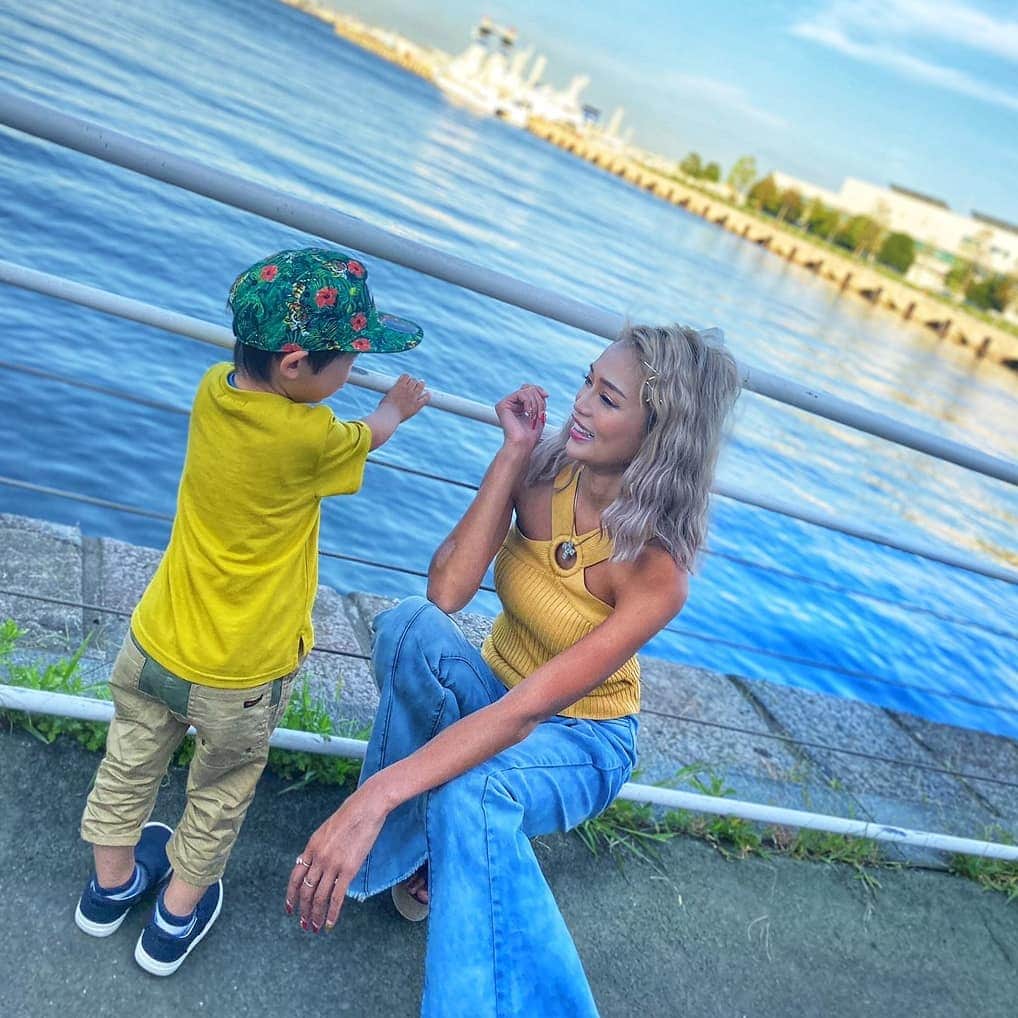 のインスタグラム：「. .W3で秋遠足～♡♡ .みなとみらいや秋花火みたよ😍‼💕そうくんに癒されたぁ\( ᐙ )/✨ . .そうくんの成長をずっとそばで見れたらいいなあ💗💗ママ大好きっ子😂💕@saki.lapis いつ私の名前をはっきり言うようになってくれるかしら？🤣🤣✨ . .ママは強し‼たくましい😛💓さすがです . . . . . . . . . .#秋遠足 #親子デート #可愛いboy #kidsfashion #マリンアンドウォーク #みなとみらいデート  #」
