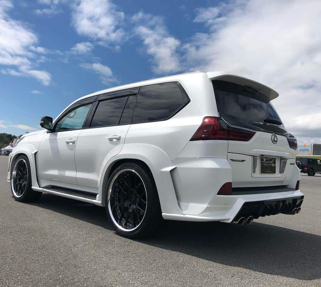 Spirits Artisanさんのインスタグラム写真 - (Spirits ArtisanInstagram)「lexus LX570 Artisanspirits/// Sportsline blacklabel www.artisanspirits.co.jp #artisanspirits #artisan #asms #as #lexus #lexuslx #lexuslx570 #lx #lx570 #bodykit #blacklabel #suv #corarta7 #yokohamatire #japan #jp #evasivemotorsports #ravspecjdm #butlertire #jworksunlimited #premierautowerkz #suvproject #kanooperformance #car_life_staff  #車庫小舗 #nigeljdmparts #トラウム」10月6日 20時19分 - artisan_spirits