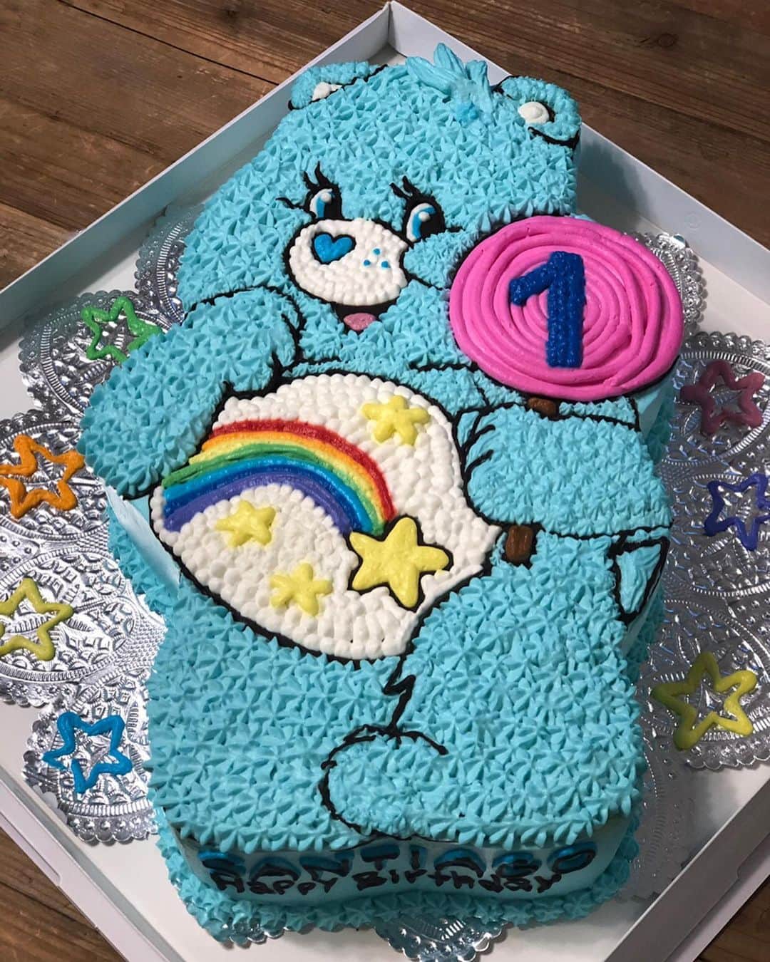 リアノン・ランゲラック（ミッチェル・ランゲラックの妻）のインスタグラム：「The best care bear cake for my Santi bear 🐻 watch until the end of the video to see the near disaster on the big 1st birthday 😅🙏🏼🎂 #carebear #santibear #firstbirthday #mylove #carebearcake」