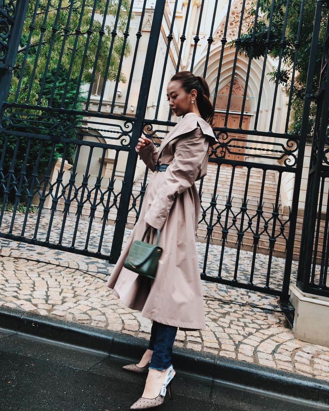 佐野友妃子さんのインスタグラム写真 - (佐野友妃子Instagram)「ootd☔️♡ outer @rienda_official  bag @charleskeith_jp  belt @dior  pumps @dior  今日は肌寒かったので秋らしい格好ようやくできました🍁 ずっと着たかったriendaのトレンチようやく🧥💗 このトレンチに新しく買ったベルトを合わせたかったの😊  パンツスタイルのときはこの骨盤スパッツのお陰でだいぶヒップが上がってます🥺👌笑  #ImwithCHALLESKEITH#チャールズアンドキース #rienda#riendastyle#fashion#oote#code#骨盤矯正#ギュギュギュ」10月6日 20時30分 - yukikosano1111