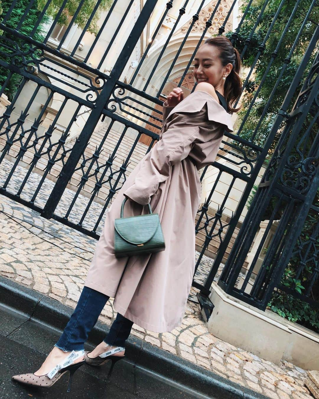 佐野友妃子さんのインスタグラム写真 - (佐野友妃子Instagram)「ootd☔️♡ outer @rienda_official  bag @charleskeith_jp  belt @dior  pumps @dior  今日は肌寒かったので秋らしい格好ようやくできました🍁 ずっと着たかったriendaのトレンチようやく🧥💗 このトレンチに新しく買ったベルトを合わせたかったの😊  パンツスタイルのときはこの骨盤スパッツのお陰でだいぶヒップが上がってます🥺👌笑  #ImwithCHALLESKEITH#チャールズアンドキース #rienda#riendastyle#fashion#oote#code#骨盤矯正#ギュギュギュ」10月6日 20時30分 - yukikosano1111