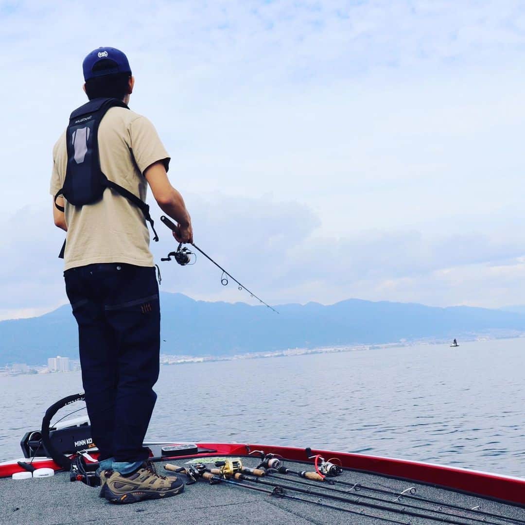 会一太郎さんのインスタグラム写真 - (会一太郎Instagram)「こないだの琵琶湖。  一応それなりに真面目にフィネったんですがね！！！ 魚探無くても何とかなるどころか見なくて済むという言い方も。  #琵琶湖 #ブラックバス」10月6日 20時23分 - ins_taro