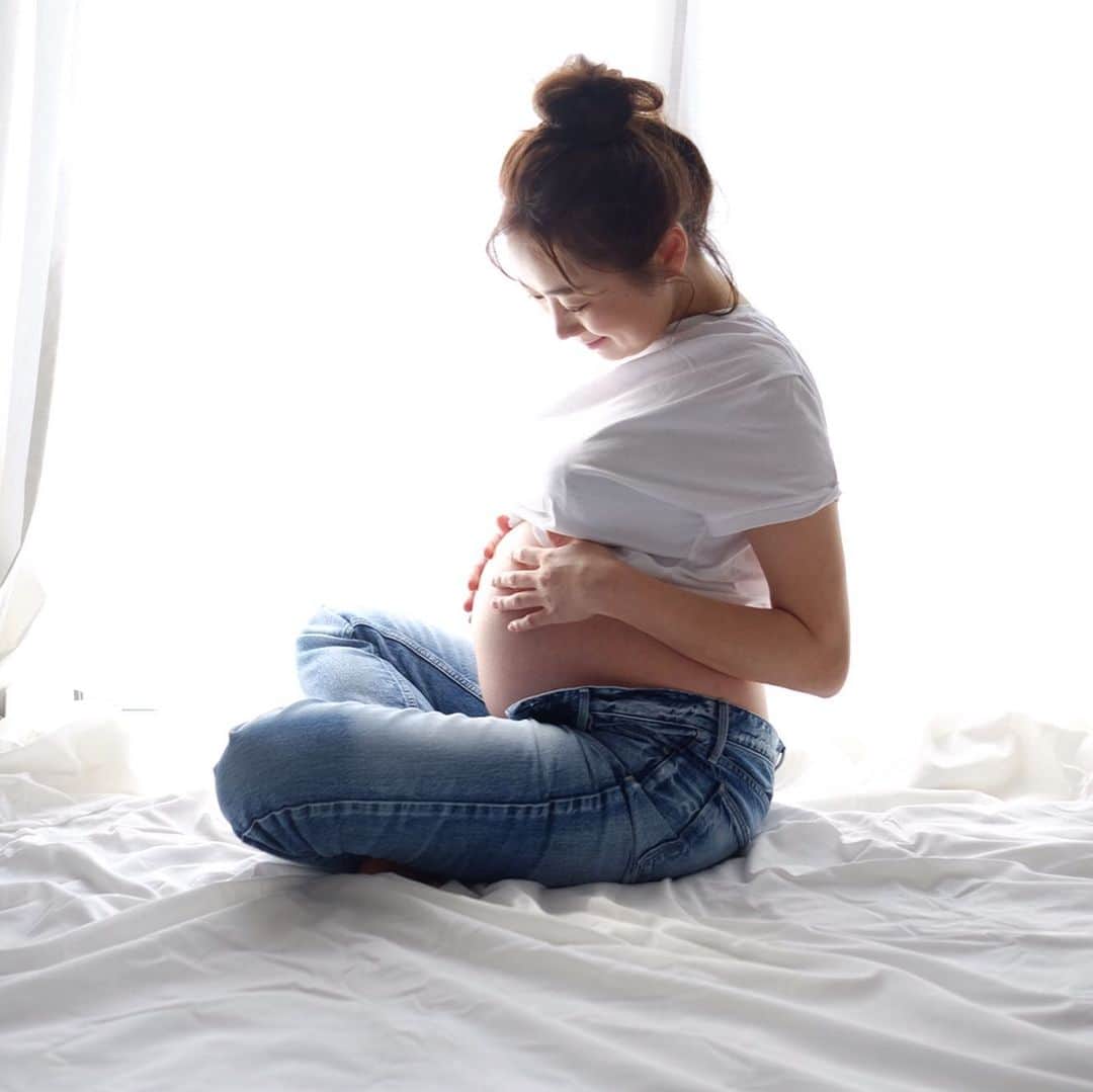 Keikooooooのインスタグラム：「いつの？の写真笑。 記念に🤰📮 2019.4.7📷 . . これは、撮るか撮らないかって…˶⍤⃝˶ バタバタしてたらから出産の2週間ぐらい前にお家のカーテンの前にシーツ敷いて撮影したもの。セルフタイマーで撮ったけどいい感じ🌿旦那さんはまだ寝てたから、とりあえず一人で撮ってみた🙌逆光で撮ったら、なかなかポイ写真になったかな笑。👨🏻‍🦱起こして、早くTシャツデニム履いてってお願いして、寝起きに一緒に撮影したけど笑。それはポストの許可おりませんでした笑 #すごいお腹出てる #懐かしいなぁ #体重は12キロ越え🤣 . #マタニティフォト #2019407 #プレママ #マタニティ #9months」
