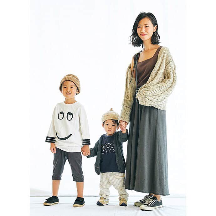 ハグマグ編集部さんのインスタグラム写真 - (ハグマグ編集部Instagram)「【HugMug #SNAP】 美里さん＆ぜんくん・5歳、ようくん・1歳  ボリュームはあるけれど、ショートの丈感が全身をバランス良く見せてくれるざっくりニット。キッズはニット帽で素材をリンク。 . ［mama］ Cardigan：#globalwork Tops：#coca Skirt：#sudioclip Sneakers：#converse .. ［zen］ T-shirt：#zara Pants：#西松屋 Sneakers：#hushush . ［you］ Cardigan：#zara Pants：#uniqlo Sneakers：#西松屋 . . 詳しいコーディネートは、プロフィールから「mercidays by HugMug」をCHECK！ . #親子スナップ #hugmug#ハグマグ #親子雑誌 #ママ雑誌#mamacofashionsnap #ママファッション #ママコーデ #ママコーディネート #親子コーデ #おやこーで #リンクコーデ #親子リンクコーデ #大人カジュアル #kidsfashion #キッズコーデ」10月6日 20時25分 - hugmug_insta