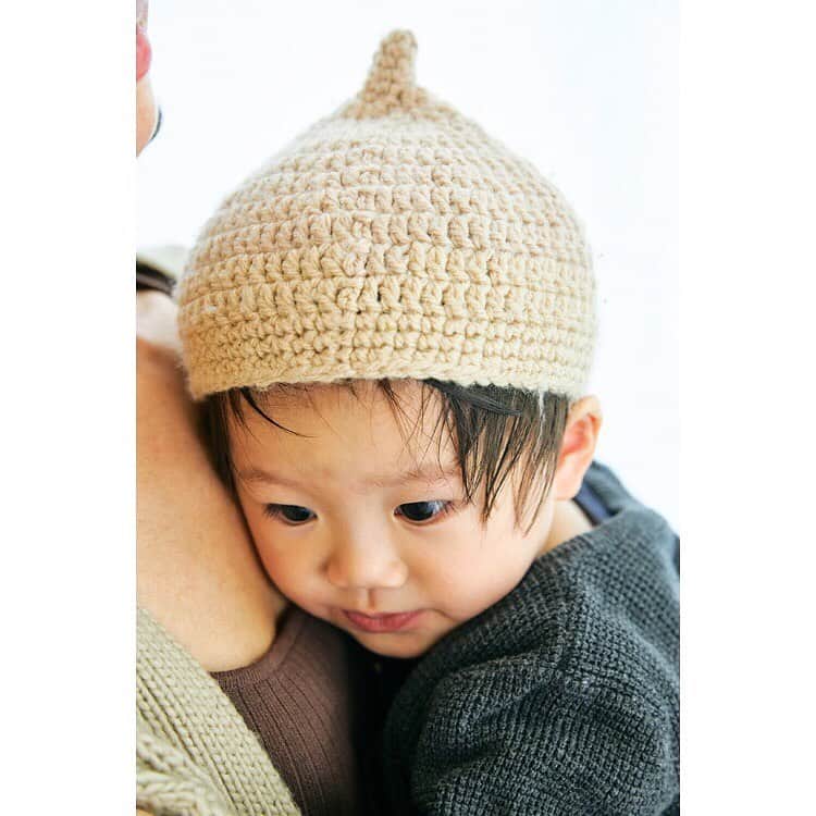 ハグマグ編集部さんのインスタグラム写真 - (ハグマグ編集部Instagram)「【HugMug #SNAP】 美里さん＆ぜんくん・5歳、ようくん・1歳  ボリュームはあるけれど、ショートの丈感が全身をバランス良く見せてくれるざっくりニット。キッズはニット帽で素材をリンク。 . ［mama］ Cardigan：#globalwork Tops：#coca Skirt：#sudioclip Sneakers：#converse .. ［zen］ T-shirt：#zara Pants：#西松屋 Sneakers：#hushush . ［you］ Cardigan：#zara Pants：#uniqlo Sneakers：#西松屋 . . 詳しいコーディネートは、プロフィールから「mercidays by HugMug」をCHECK！ . #親子スナップ #hugmug#ハグマグ #親子雑誌 #ママ雑誌#mamacofashionsnap #ママファッション #ママコーデ #ママコーディネート #親子コーデ #おやこーで #リンクコーデ #親子リンクコーデ #大人カジュアル #kidsfashion #キッズコーデ」10月6日 20時25分 - hugmug_insta