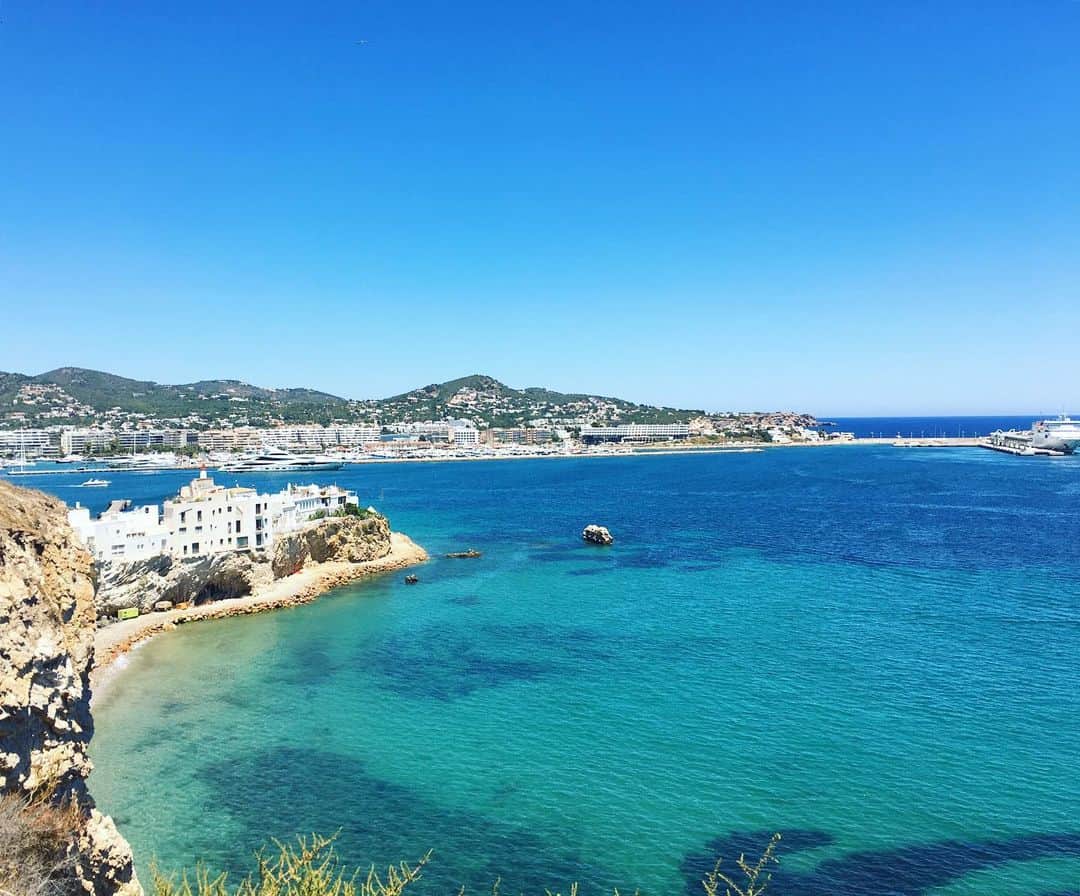 のインスタグラム：「美しい地中海の楽園🤤💙🌴﻿ ﻿ ﻿ ﻿ ﻿ ﻿ #spain #ibiza  #travelling #beautiful #travel #trip #journey #travelgram #love #happy #hibiscus #nature  #instagood #art #amazing #photooftheday  #island #traveler #sea #instatravel #travellover  #スペイン  #イビサ島 #海外 #海外旅行 #旅  #旅行  #海外生活 #絶景 #🇪🇸」