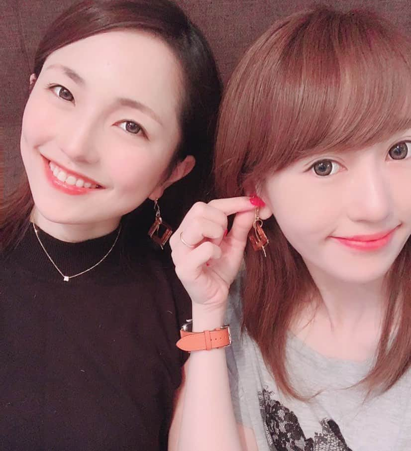 Remiさんのインスタグラム写真 - (RemiInstagram)「good time flies👯‍♀️ 久々のちゃみと💓 寝起きにふらっと遊びにきてくれて、ランチしながらまったりの休日☕️ それにしても最近のアプリは、盛ってくれるどころかメイクまでしてくれて優秀すぎる💄🙌 ピアスはお揃いのエモワ💓 (ちゃみはイヤリング)  #etmoi #エモワ #お揃いピアス #べっ甲スクエアピアス #bff #love」10月6日 20時38分 - remi_912