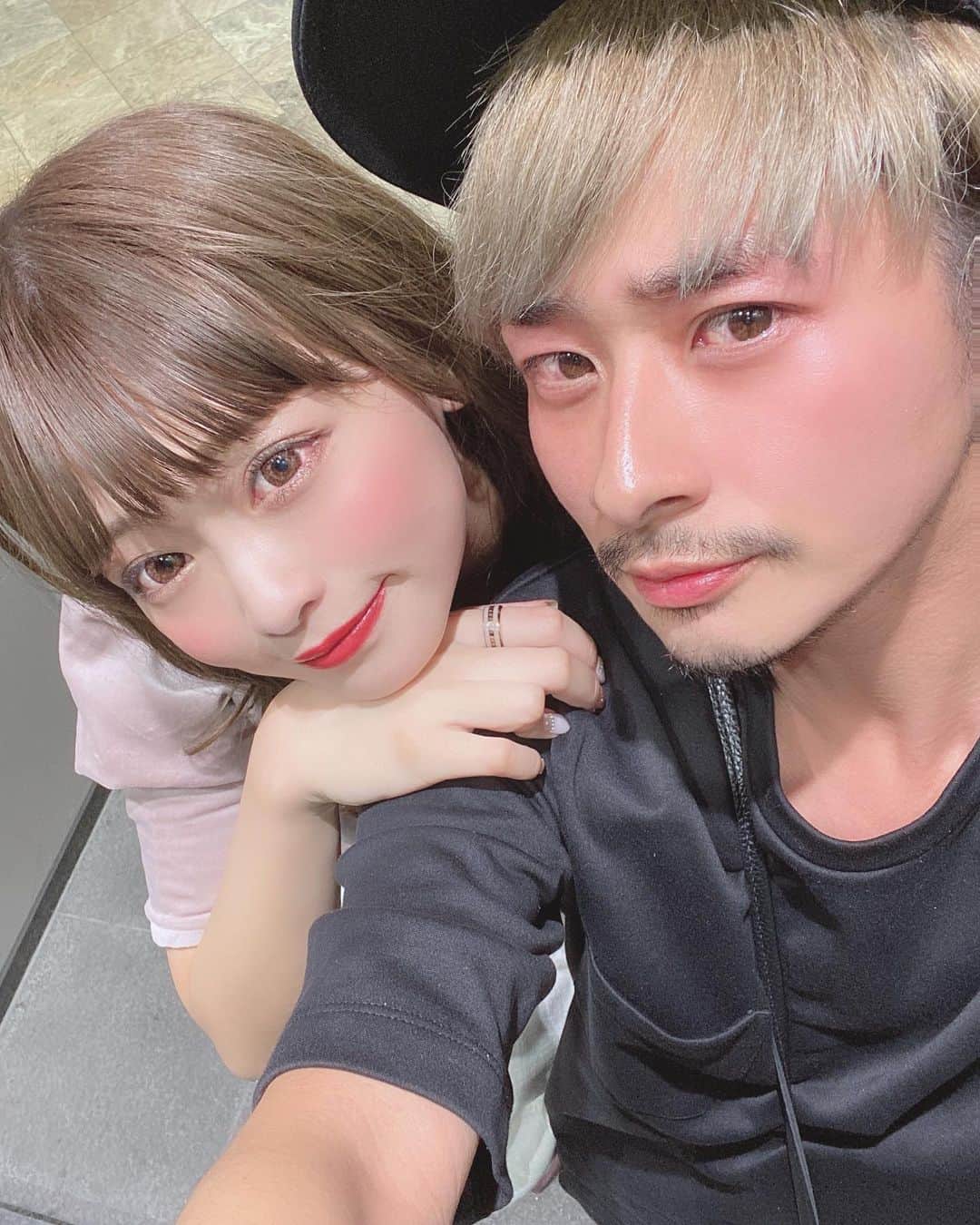 のインスタグラム：「2年も一緒にいてくれて ありがとう😊  これからもよろしくね😆  僕が変われたのは りなつんのおかげです☺️ これは本当✨そして生き方改革できました🤓  2人でこれからも いっぱいいろんな景色を見ようね😊  ありがとね🤓  みなさんこれからも 2人をよろしくお願いします🙇🏼‍♀️🙇🏼‍♂️ 顔が酔っ払ってる😆w」