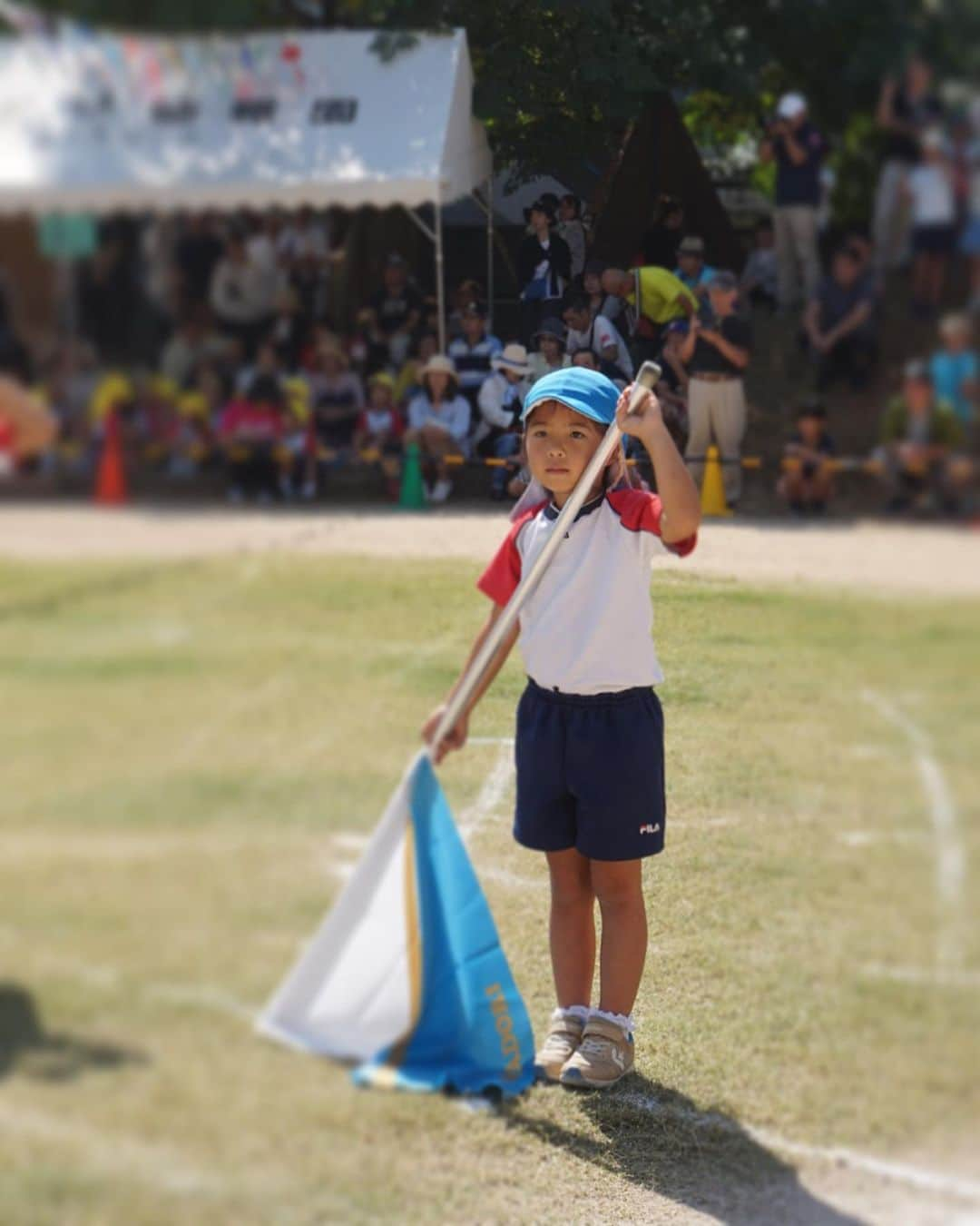 松木里菜さんのインスタグラム写真 - (松木里菜Instagram)「.｡･*. 先週末に引き続き、昨日は幼稚園の運動会でした♪ お弁当なしのお昼解散になったので気持ちが少し楽に✨ しかし親子お遊戯スタートすぐ、鼻血ブーのえみか😂  そもそもなんの問題もなく笑花の運動会が終わるなんて思って挑んでいないので鼻血だけで済んで良かったですが笑  #幼稚園#運動会#年長さん #かけっこはダントツのビリ#競う気あります？#マイペース過ぎる#末っ子#マーチング#ガーランド すごくカッコよく旗を振ってた🚩 失敗もなく真剣にしっかり集中して それだけ練習も必死にみんな頑張ったんだだろうな、 先生たちの根気強さ本当に凄い👏 成長にママ達みんなうるうる🥺 幼稚園最後の運動会‼︎ 成長する面と変わらない面との差が大きいけど愛する可愛い末娘です💕  あなたの笑顔(変顔)に毎日ママは癒されてます#HAPPY」10月6日 20時32分 - rinamatsuki613