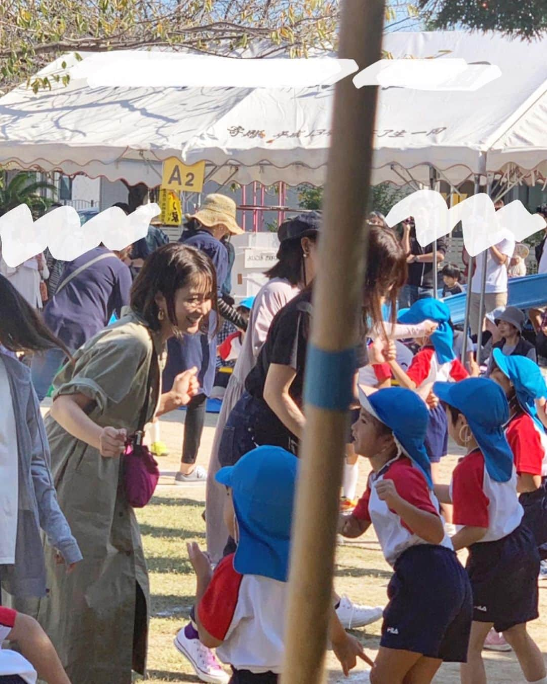 松木里菜さんのインスタグラム写真 - (松木里菜Instagram)「.｡･*. 先週末に引き続き、昨日は幼稚園の運動会でした♪ お弁当なしのお昼解散になったので気持ちが少し楽に✨ しかし親子お遊戯スタートすぐ、鼻血ブーのえみか😂  そもそもなんの問題もなく笑花の運動会が終わるなんて思って挑んでいないので鼻血だけで済んで良かったですが笑  #幼稚園#運動会#年長さん #かけっこはダントツのビリ#競う気あります？#マイペース過ぎる#末っ子#マーチング#ガーランド すごくカッコよく旗を振ってた🚩 失敗もなく真剣にしっかり集中して それだけ練習も必死にみんな頑張ったんだだろうな、 先生たちの根気強さ本当に凄い👏 成長にママ達みんなうるうる🥺 幼稚園最後の運動会‼︎ 成長する面と変わらない面との差が大きいけど愛する可愛い末娘です💕  あなたの笑顔(変顔)に毎日ママは癒されてます#HAPPY」10月6日 20時32分 - rinamatsuki613