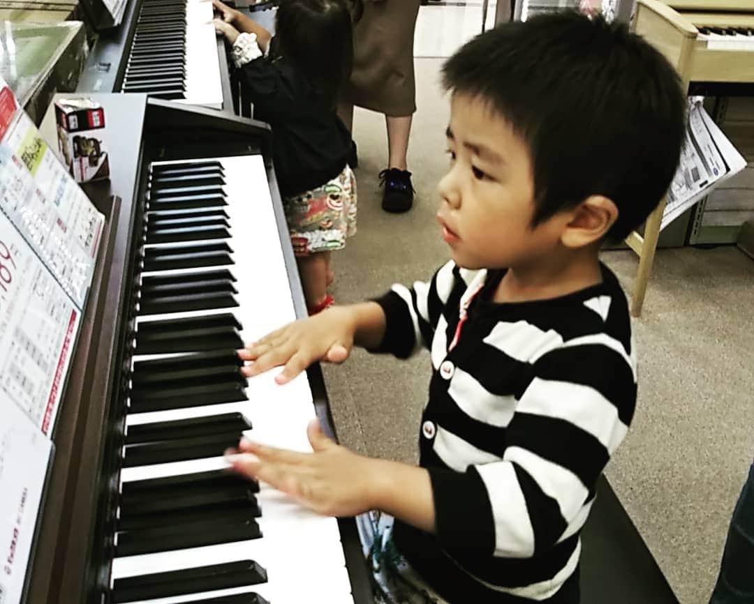 藤井ペイジさんのインスタグラム写真 - (藤井ペイジInstagram)「弾ける感を出す３歳児。  #もちろん弾けず」10月6日 20時32分 - fujii_page