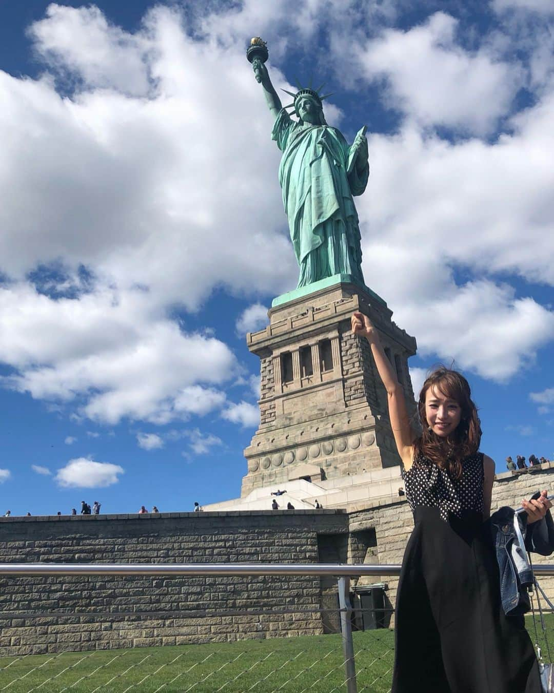 千波さんのインスタグラム写真 - (千波Instagram)「ニューヨークに来ております🗽 その時は、まさか叶えることができるなんて思わない現状だったとしても 夢や目標にして 前向きに過ごしていたら 叶える事が出来る日がくる。ということを改めて体感し、胸がいっぱいになりました。 * 人生に絶望していたどん底期からの経験や学びを通して、 美容以外にももっと色んなこと、人生レベルのことを伝えて行ける人になりたいです。🗽✨ * どこを切り取っても絵になる🖼この日は #ニューヨーク  #NY #自由の女神 #thestatueofliberty  #SOHO @harneyteas  @takatokuyama さんのサロンへ✨ my buddy💕(@miku_s314」10月6日 20時34分 - chinami19880612