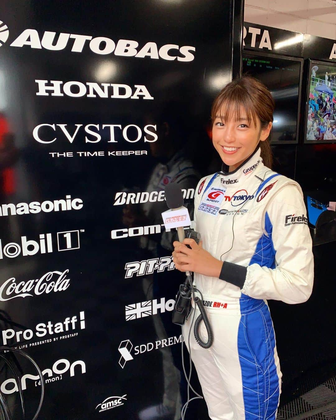 岡副麻希さんのインスタグラム写真 - (岡副麻希Instagram)「🏎﻿ 今夜の【#スーパーGTプラス】﻿ #テレビ東京 系列（23時半〜）﻿ ﻿ 雨の中のレースとなった﻿ #宮城#スポーツランドsugo #第七戦﻿ #GT300 決勝の模様をお届けします☁️☔️﻿ 最終戦へ繋がるレースの行方をご覧ください😆🏁﻿ ﻿ 持っているマイクはリポート用、﻿ 無線は、情報を得たり、﻿ ピットの様子、空模様の変化などを﻿ 中尾さんに伝えたりしています☺️ #supergt」10月6日 20時47分 - maki_okazoe_official