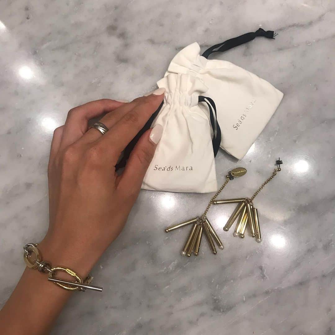 のインスタグラム：「. 秋モノはシンプルがスキだから gold & silver の大きめの小物たちGET 🍂 @seadsmara #seadsmara . 2枚目のストーリーでDM頂いてた ピアスこちらです❤︎❤︎」