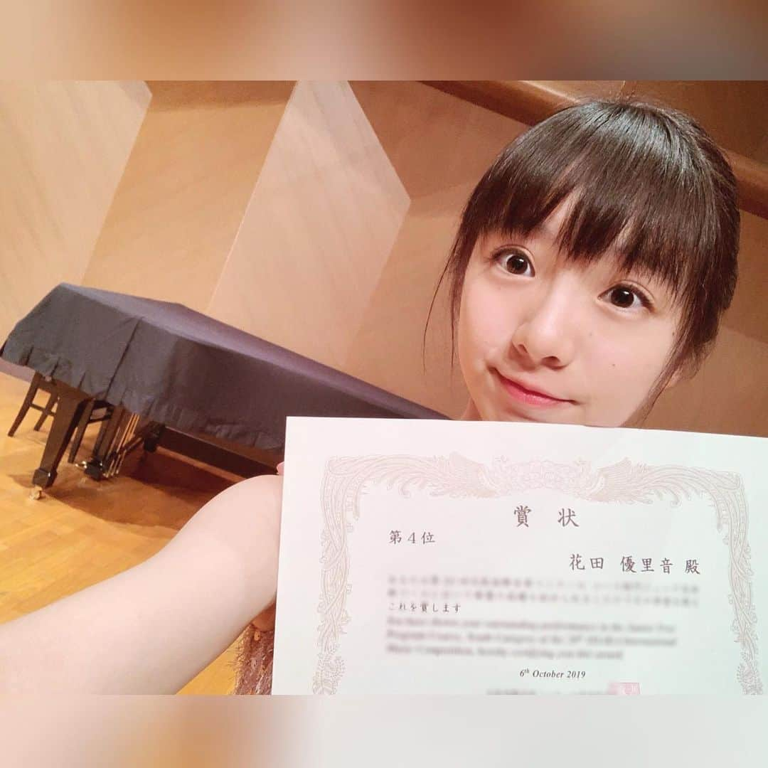 花田優里音さんのインスタグラム写真 - (花田優里音Instagram)「今日はコンクールFINAL🎹 初めて受けたコンクールでしたが ヴァイオリンやフルートやトランペットや歌など 色んな楽器の人みんなから 順位が決まるコンクールでした。 そして色んな国で予選があったようで 外国の人もたくさんいました。 1位はヴァイオリンの人でした。 私は4位。 2位にピアノの人がいたのでちょっと悔しいですが、 集中して普段通り 出来ることを気持ちよく弾けたので、 満足です😊 今週から中間テストが始まります。 帰って勉強します😭 . #演奏の仕方とか自信や姿勢が  #日本人と外国の人でちょっと違ったりする  #人にももちろんよるんだけど  #こだわるところも違ったりするのかなと思った  #勉強になった  #ピアノ #piano #lovepiano #playpiano  #classicalpiano #pianomusic #music  #インスタピアノ同好会  #コンクール #蜜蜂と遠雷 #早く観たい  #賞状 と #自撮り （#なんやその表情） #ほっぺた賞状に乗っかってるね #プニプニね」10月6日 20時52分 - yurine_hanada