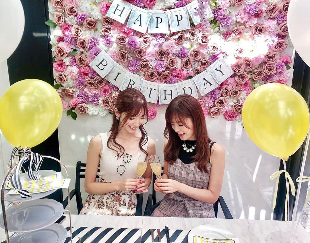 美波千夏さんのインスタグラム写真 - (美波千夏Instagram)「🥂💓 10/2は愛するとしみんの誕生日でした🧸🎁❤️おめでとう🎉この前としみんに『最近LINE減ったよねー😞』って言われた！かわいい！笑  前は毎日LINEしてたからねw ほんといつも話が止まらない🤣出会って10年、お互いいい歳になって話す内容もだいぶ変わってきたけど（笑）としみんの美意識の高さには刺激を受けてるんだー✨✨ 結婚しても(いつになるかわからないけどw)おばあちゃんになっても、ずーっと大切な人❤️❤️ としみんにとって笑顔溢れる新たな1年となりますようにー🌈💓 これからもよろしくね🥺💓 . . . #誕生日 #誕生日会 #誕生日飾り付け #インスタ映え #hbd」10月6日 20時53分 - chinatsu_minami