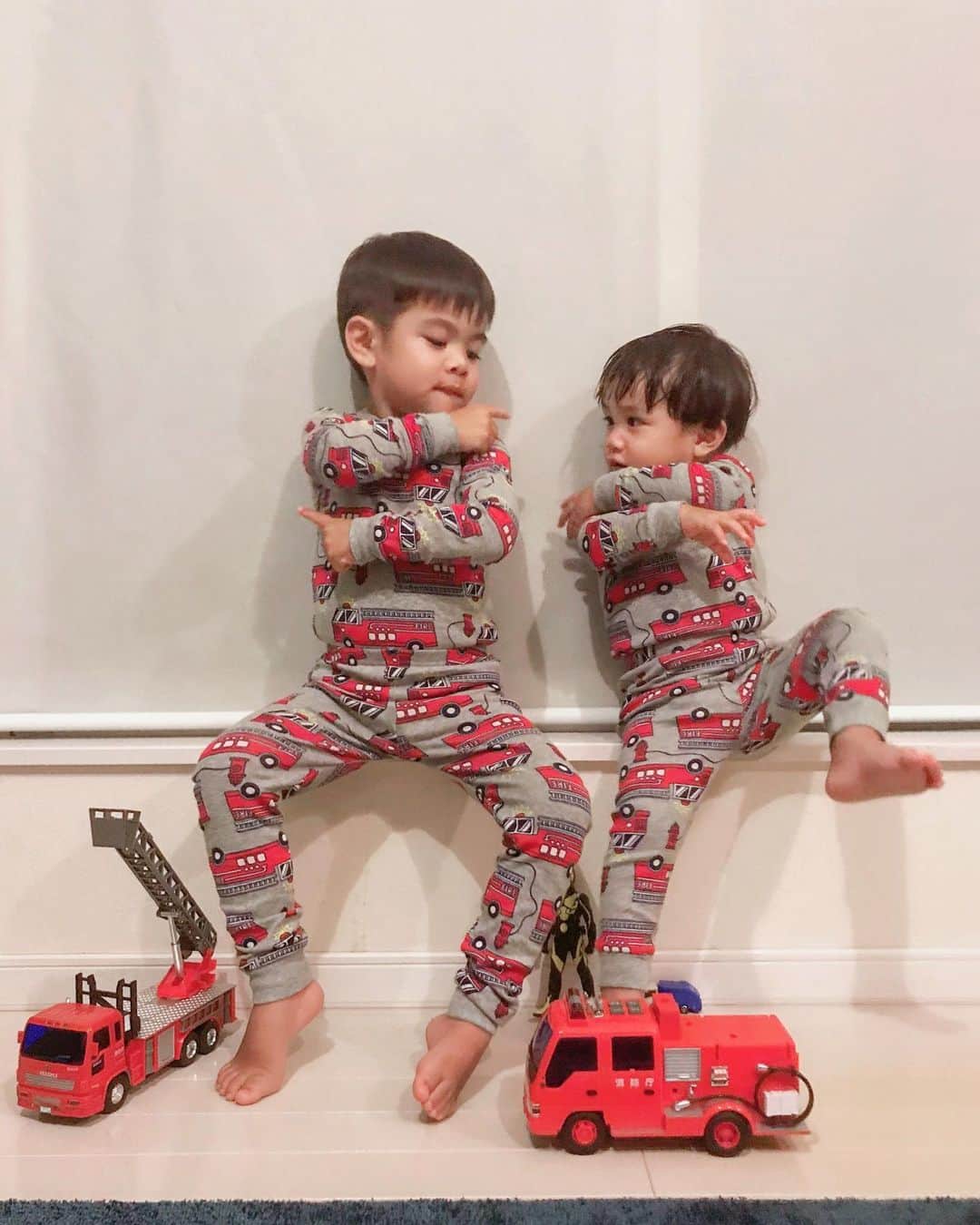 齋藤美波のインスタグラム：「🚒🔥👊🏾 お風呂上がりの一コマ😎 ・ GAPで買ったお揃いの 大好きな消防車のパジャマ着て テンションMaxなお2人さん👦🏻👶🏻 ・ 消防車になりきり 昨日見た仮面ライダーゼロワンに なりきり。 お兄ちゃんの真似をなんでもする弟。 なんて可愛いんだ...♥️ #兄弟っていいね #はたらく車大好きな兄弟 #家には車だらけ #男の子育児  #幸せ ・ でもママは今日の然くんを見て イヤイヤ期に足を踏み入れてるな と感じたよ。 こりゃあ〜戦争態勢そろそら入らなくては。 もうヘトヘトです〜🤪🤪 さ、明日は保育園！！ 寝るよ〜 #gn ・ ・ #男の子兄弟#2歳差兄弟#男の子ママ#男の子育児#2児のママ#1歳8ヶ月#3歳#イヤイヤ期#初期段階#パワフル母ちゃん#お揃いパジャマ#お風呂あがり#消防車#はたらく車#仮面ライダーゼロワン#brothers#firetruck#boys#family#goodnight#holiday#love#gapkids」