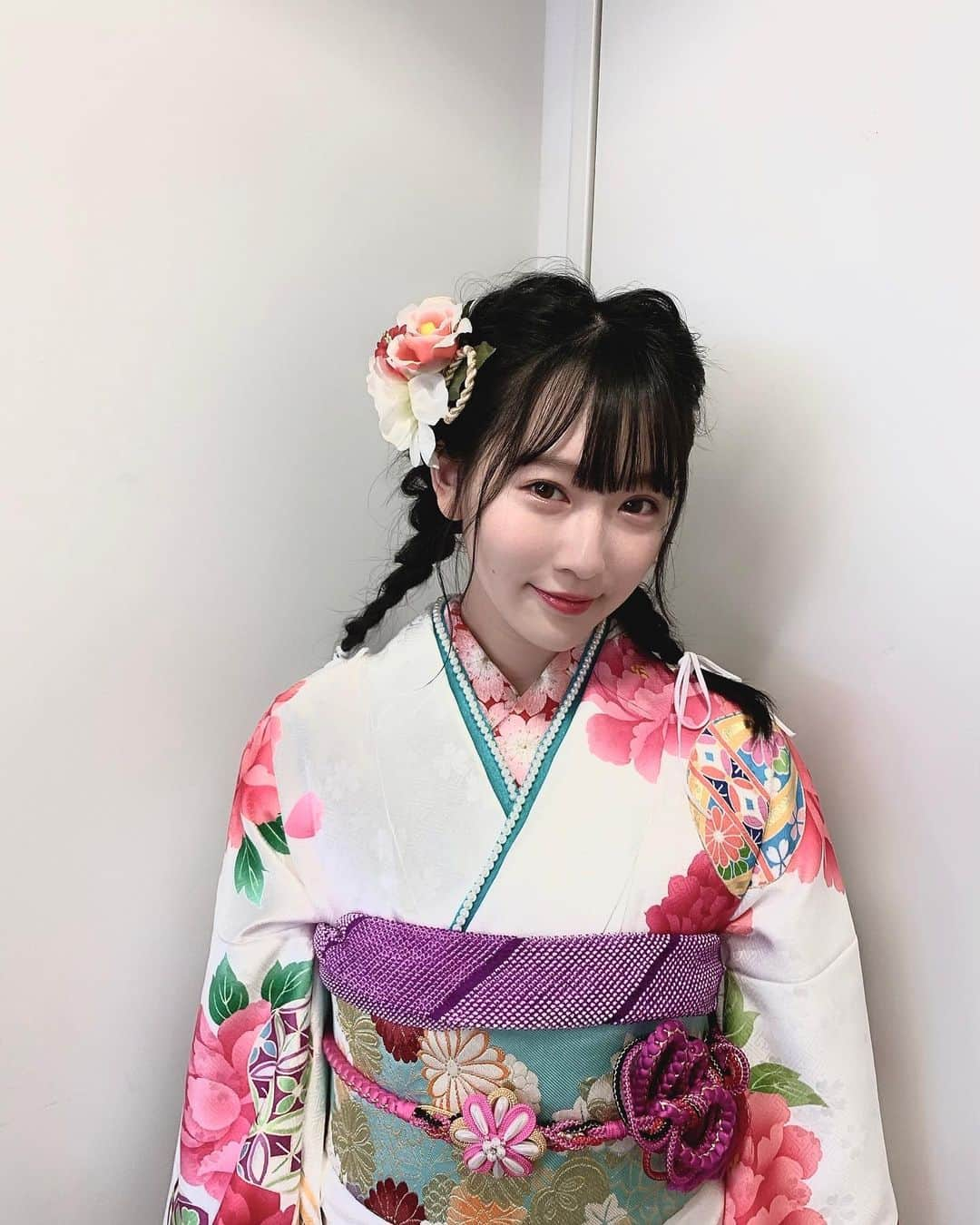 越智ゆらの（ゆらゆら）さんのインスタグラム写真 - (越智ゆらの（ゆらゆら）Instagram)「.﻿ ﻿ ﻿ ~YOKOHAMA f COLLEGE~﻿ ﻿ 「いわきや」さんステージ﻿ 今年もスペシャルゲストとして﻿ 登壇させて頂きました！﻿ ﻿ ﻿ ﻿ 今回、横浜Fカレッジの﻿ 学生の方がデザインされた振袖の中で﻿ グランプリを受賞したものを﻿ 着させていただいたのだけど、﻿ その方が昔からのファンの方だったみたいで﻿ とっても嬉しくて﻿ よりほかほかした気持ちで﻿ ショーを楽しめました☺︎﻿ ﻿ 成人式を終えてもこうして﻿ いろいろ振袖を着られる機会をいただけて﻿ 嬉しいなぁ〜﻿ ﻿ ﻿ ﻿ ﻿」10月6日 20時55分 - yula1018