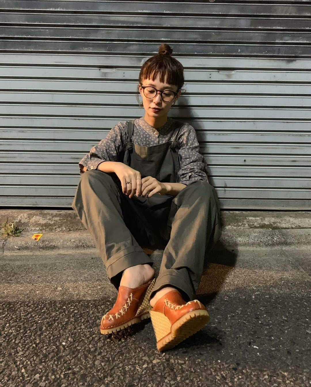 柴田紗希さんのインスタグラム写真 - (柴田紗希Instagram)「#私服さん #しば服 つなぎ... @wansie_tokyo  shirt... @sheep.vintage  sabot... @angielala_vintage  glass... @zoff_eyewear  zoffコラボメガネ先行発売したのが ぞくぞく届いてるね。。。 みんなの投稿見てるよ嬉しいよ ありがとう〜😭✨ #ゾフガルコレ #zoff #vintage」10月6日 20時59分 - shibasaaki