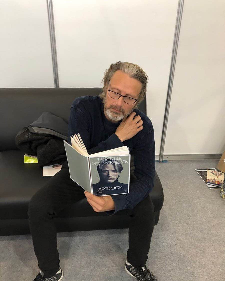 マッツ・ミケルセンさんのインスタグラム写真 - (マッツ・ミケルセンInstagram)「#MadsInRussia: Please zoom in. 📚🔎 #theofficialmads」10月6日 20時59分 - theofficialmads