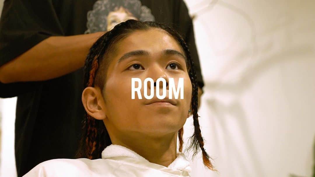 room onziemeのインスタグラム：「💈🗣💈﻿ ﻿ - Well Groomed -﻿ ﻿  ROOMが独自にピックアップした「イケてる」﻿ アーティスト、クリエイターをゲストに迎え、﻿ ヘアサロンを舞台に対話の中で 素顔を紐解いていくトークセッションシリーズ。﻿ ﻿ Vol.2 /﻿ ご予約名 - SANTAWORLDVIEW﻿ @santaworldview420 ﻿ ﻿ ↑プロフィールURL内「YouTubeチャンネル」にてチェック。﻿ ﻿ --------------------------------------------﻿ #room_jp﻿」