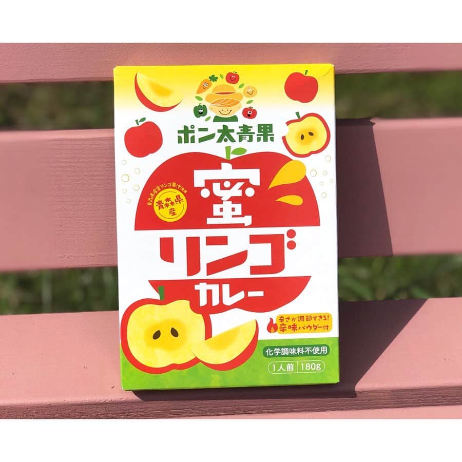 のインスタグラム：「ポン太青果 新商品 ♥︎♥︎﻿ 青森県産のリンゴを使った 『蜜リンゴカレー』ができました〜㊗️🍎🍛﻿ ﻿ ✶青森県産蜜リンゴ果汁使用﻿ ✶化学調味料不使用﻿ ✶辛さが調節できる辛味パウダー付﻿ ﻿ 大人からお子様まで幅広くお召し上がり頂けます﻿ ♡﻿ 近日発売❗️﻿ 店舗等はまた後日お知らせします☺﻿ ﻿ #カレー﻿ #化学調味料不使用﻿ #青森県産﻿ #蜜りんご﻿ #ポン太青果﻿ #野菜﻿ #アイデアパッケージ ﻿ ﻿」