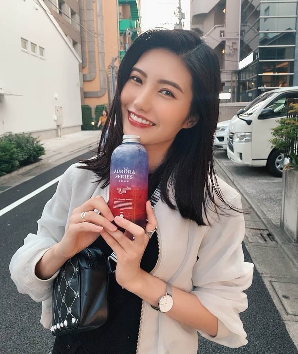 のインスタグラム：「THE ALLEYのオーロラドリンク🥤🌈 いつもタピオカだから、気分転換☺️ 振って飲むけど、振ったら真っ赤の ハロウィンカラーになりましたとさ🤣♥️ ・ #autumn #ビジョビ  #black #happy #day #秋メイク #makeup #tokyo #モデル #サロモ #フォロー返します #相互フォロー #フォロバ #いいね返し #fff #likeforlikes #followme #photography #photo #instapic #instagood #instalike #like4likes #followforfollowback #thealley #ジアレイ #タピオカ #中目黒 #ハロウィン」
