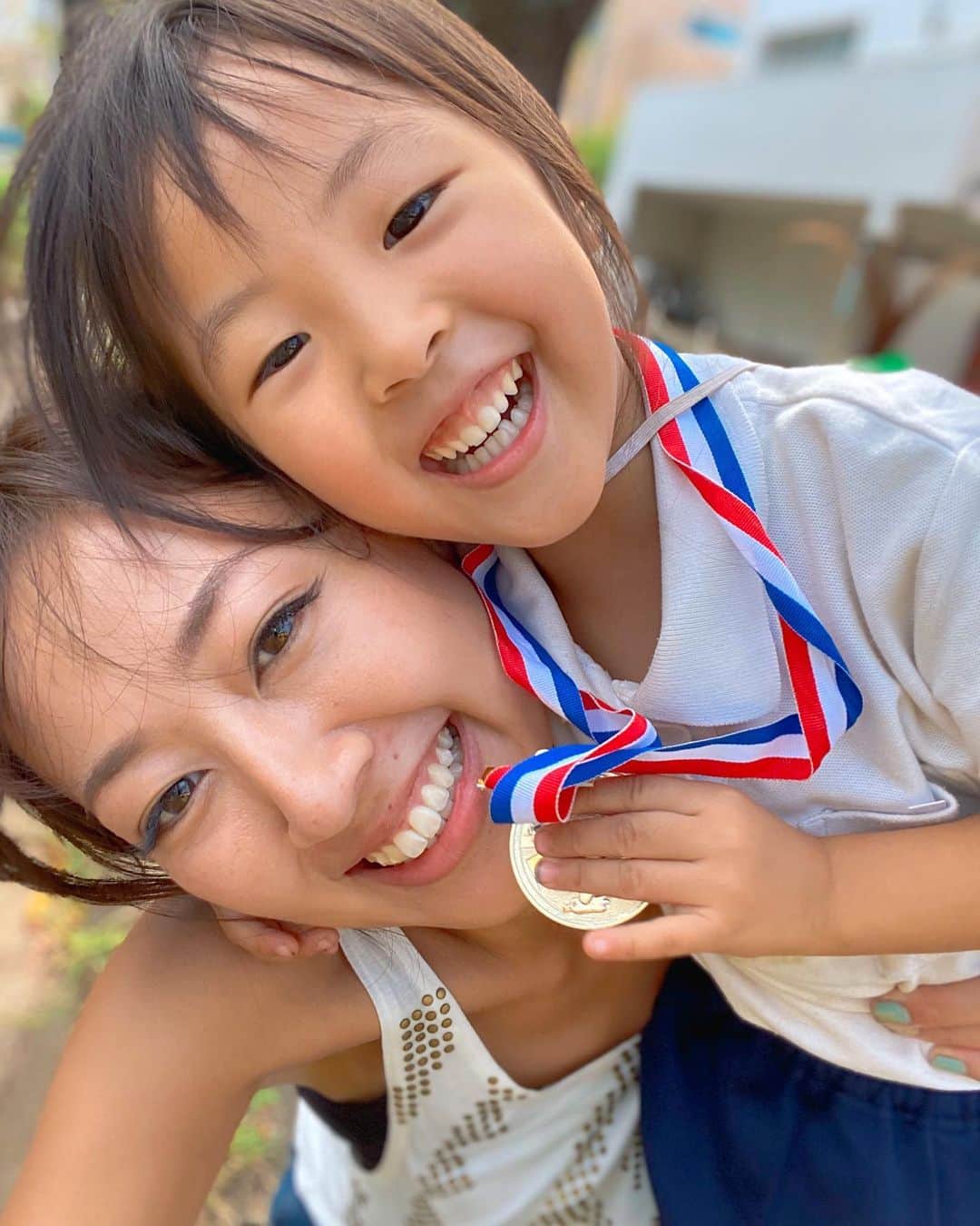 高橋有紀子のインスタグラム：「* ゆいまる、はじめての運動会！ * お遊戯の『レッツ☆パイナポー！』は 誰よりもノリノリで踊るし、 かけっこは本気になりすぎて走りながら ずっとベロ出ちゃってたけど、 2位になってすごく誇らしげだった😂👏🏽🏅 * * 私はゆいまるには本気で応援しちゃって泣く暇なく、 全然知らない子のかけっこで泣いたわ😭笑 * * 笑顔が溢れる先生たちとお友達に恵まれて 悩んでこの幼稚園に決めて良かったって 改めて思えた1日でした🥰 * * #運動会 #はじめて記念日 #年少さん #3歳9ヶ月 #2019_10_5 #ただただ愛おしい」