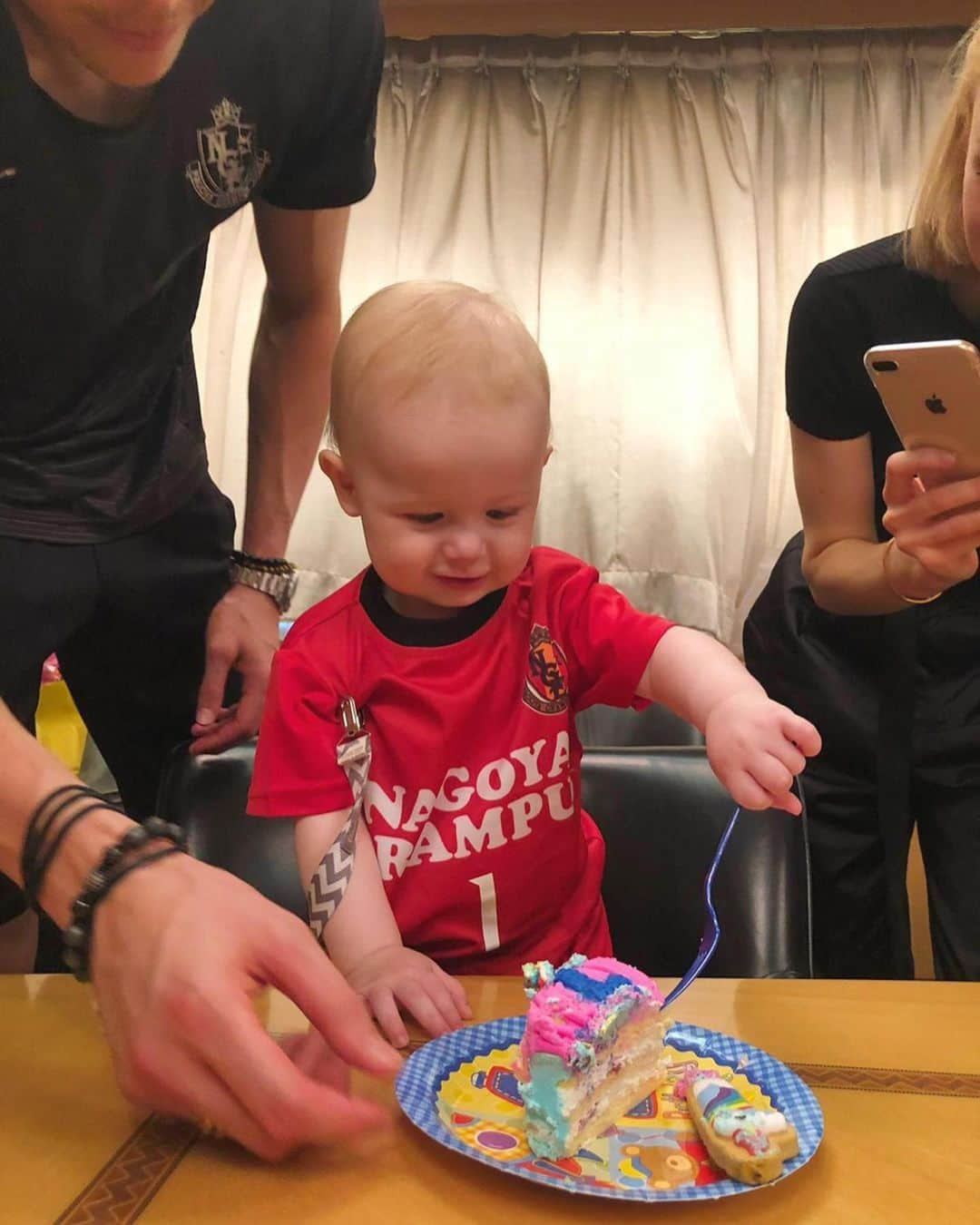 ミチェル・ランゲラクさんのインスタグラム写真 - (ミチェル・ランゲラクInstagram)「Happy 1st Birthday Santiago my little sonny!!! We almost let you burn your fingers on the candles and ruin everything but luckily your mum is a cat and she saved you!🐱🤪 Big thanks to my team and teammates who made it a memorable little day! 🙌🏼☺️🎈🎉 🎂 🎁」10月6日 21時11分 - mitchlangerak