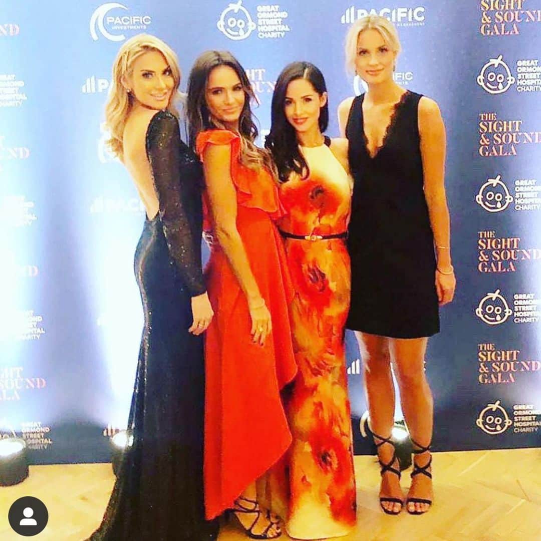 ステファニー・プラットのインスタグラム：「Reunion dinner stat! 💥💥💥 and pls don’t go home @mrjamesbundy!! 👯‍♀️👯‍♀️👯‍♀️🕺 also I like never have a phone - can someone pls make a group chat so I have everyone! #livingin1999 🥰 oh and “yes, James I couldn’t tag anyone bc I don’t know anyone’s Instagrams! You punk!!!” Make the group so I can! Help!!」