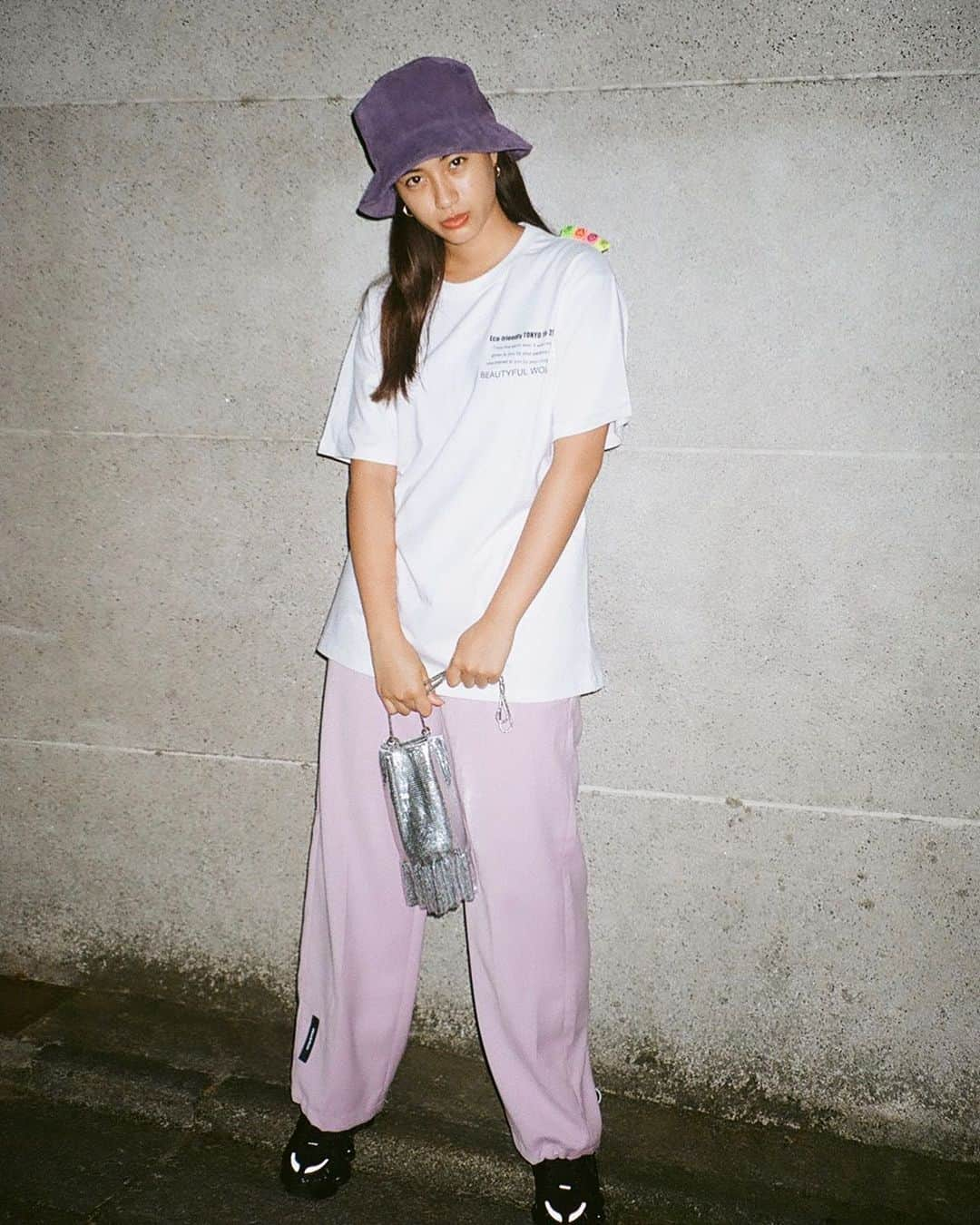 玖瑠実さんのインスタグラム写真 - (玖瑠実Instagram)「😉💜💖 T-shirt @atmos_pink_official  bottom @syu_official  hat @kijimatakayuki  bag @casselini_official  shoes @niketokyo」10月6日 21時15分 - kurumi_0125_