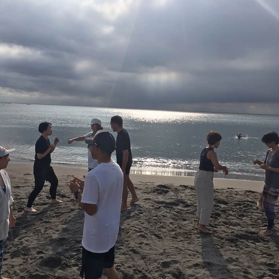 宇野薫さんのインスタグラム写真 - (宇野薫Instagram)「SHONAN BEACH YOGA WEEK 2019 in HAYAMA 『初心者向け総合格闘技エクササイズ』 を開催させていただきました。  砂浜でのワークショップは初めてなので緊張しましたが…潮風に吹かれながら、気持ち良くカラダを動かすことができました。  参加された皆さんありがとうございました！  #shonanbeachyoga  #shonanbeachyogaweek  #shonanbeachyogaweek2019  #unodojommaworkshop  #unodojo #caoluno #unocaolshowten #onehundredathletic #宇野薫」10月6日 21時16分 - caoluno