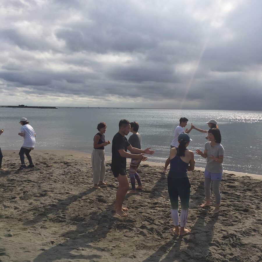 宇野薫さんのインスタグラム写真 - (宇野薫Instagram)「SHONAN BEACH YOGA WEEK 2019 in HAYAMA 『初心者向け総合格闘技エクササイズ』 を開催させていただきました。  砂浜でのワークショップは初めてなので緊張しましたが…潮風に吹かれながら、気持ち良くカラダを動かすことができました。  参加された皆さんありがとうございました！  #shonanbeachyoga  #shonanbeachyogaweek  #shonanbeachyogaweek2019  #unodojommaworkshop  #unodojo #caoluno #unocaolshowten #onehundredathletic #宇野薫」10月6日 21時16分 - caoluno
