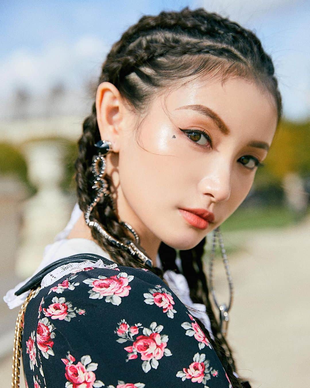 リン・シャオザイのインスタグラム：「是又酷又甜的吕孩子了🥳👧🏻💗💓✌🏻 感谢Miu Miu」