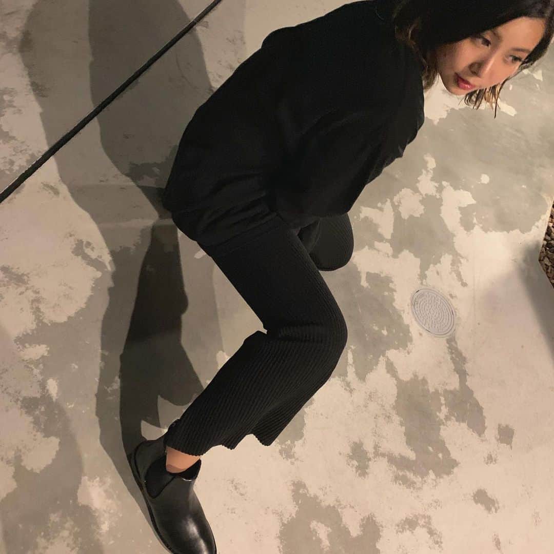 のインスタグラム：「今日さっむいね。 あたらしいブーツだお🖤 @emuaustralia  #emuaustralia」