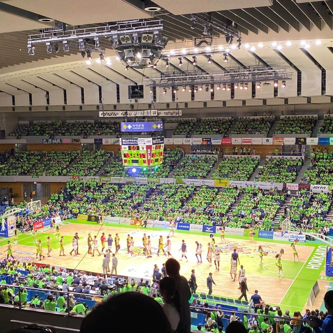 佐藤彩さんのインスタグラム写真 - (佐藤彩Instagram)「今日はレバンガの開幕戦へ🏀﻿ ﻿ ドキドキ感もありつつ…72-67で、横浜ビー・コルセアーズに勝利しました😆﻿ ﻿ 待ちに待った開幕戦の初勝利🌟﻿ 幸先良いスタートで、今シーズンの躍進が期待できますね😊﻿ ﻿ 今日、きたえーるには5601人のブースターが詰めかけ、スタンドは黄緑色に染まっていましたよー！﻿ ﻿ 白熱した試合展開で、応援の声も大きめに…！﻿ 選手たちの力になっていたら嬉しいなぁ☺️﻿ ﻿ レバンガ初観戦の朝刊さくらいDも一緒でしたが、とっても楽しんでいたようで、嬉しくなりました😊﻿ ﻿ ちなみに…﻿ 楽しそうに写っている森ちゃん(1.2枚目)ですが…﻿ 3枚目の写真はちょっと様子が違います。  どうやら「勝つぞー！」と気合を入れた顔だったそうですが… 強い意志を示した表情が、﻿見方によっては「今にも殴りかかりそうじゃない？笑」と3人で大笑いしたのもいい思い出です🤣﻿ ﻿あぁ〜楽しかった！  明日の試合も勝ちますように🏀﻿ ガンバレレバンガ！ ﻿レッツゴーレバンガ！ ﻿  #レバンガ北海道  #開幕戦初勝利 #きたえーる #バスケ部だった森ちゃん #ファウルの解説してくれた #HBC #アナウンサー #森結有花 アナ #佐藤彩」10月6日 21時28分 - hbc_ayasato