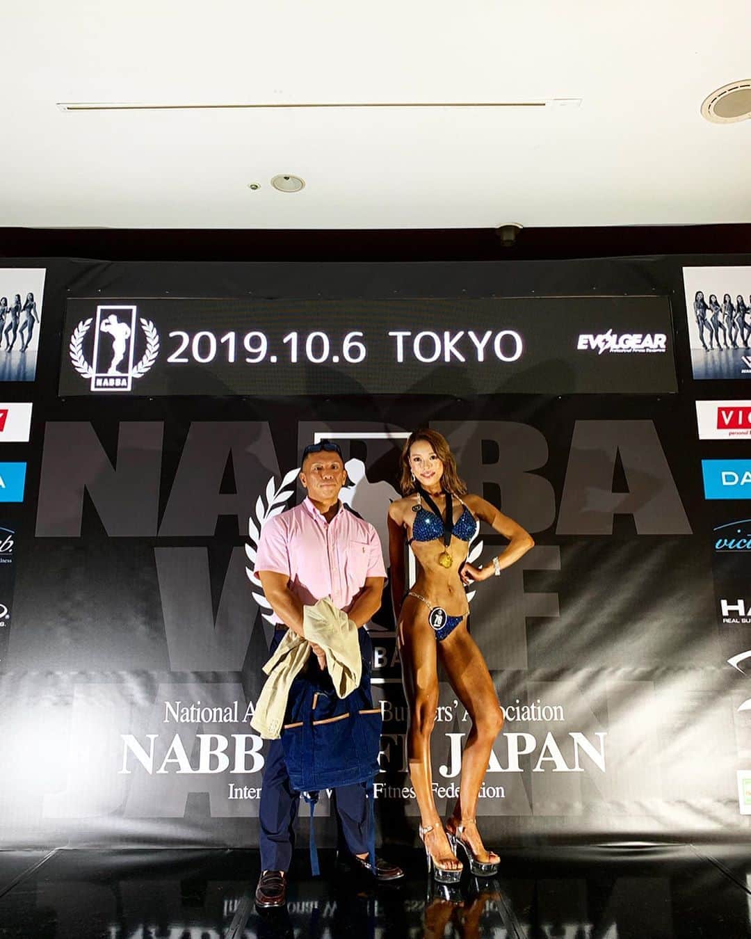 川戸沙羅のインスタグラム：「NABBA WFF JAPANに出場しましたが、結果は残せませんでした。 3年ぶりの負けを痛感して初心に帰りました💪🏽 言い訳はありません✨  コンディション作り、そして精神面でも 今回突っ走れたのは最初から最後まで いつも連絡をくれていた心強い叔父のサポートがあったからです。  プライベートを犠牲にしていた事もありましたが、それには代えられない程、叔父から沢山の事を学ばせて頂きました‼️ 親戚のおじさんがガン叔父ちゃまで私は幸せ者だ🤣💪🏽🔥と100万回思ったよ！ 本当にありがとうございました✨  私の力不足。 また、がんばります！  #family」