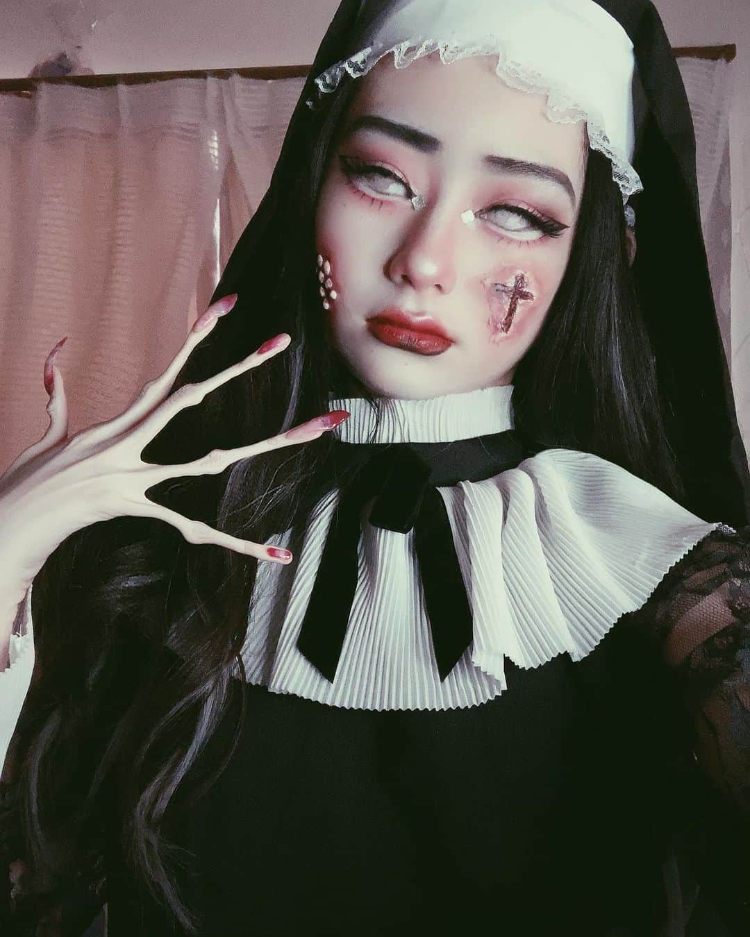 かれんのインスタグラム：「I lost it long ago... you’re not alone baby :) Can’t wait to meet you.  So join the animatronic family:) We open real soon  Try your best to hold onto sanity :( #halloween」
