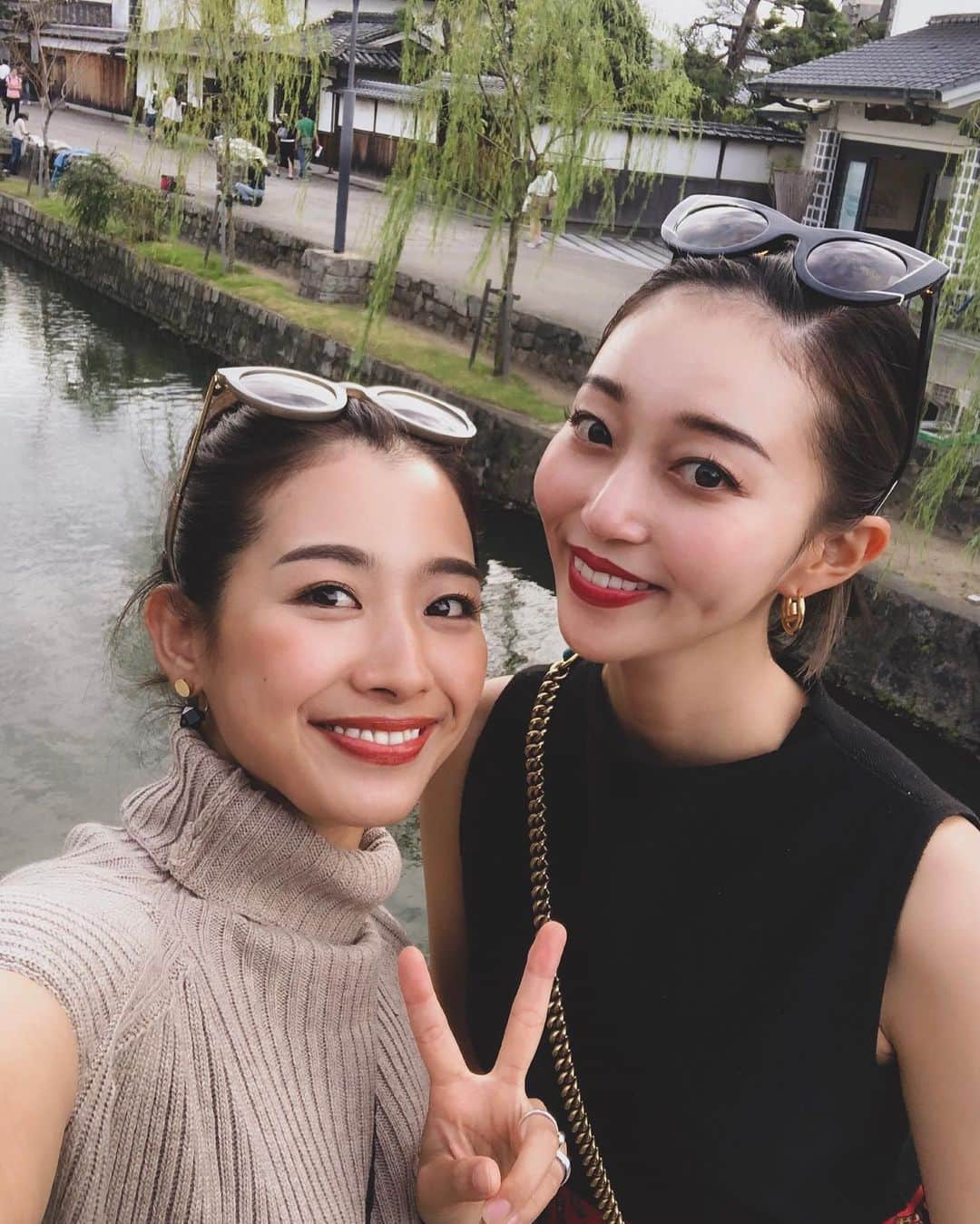 鬼辻麻衣さんのインスタグラム写真 - (鬼辻麻衣Instagram)「あんちゃんと、岡山の旅🍡 食べ歩きしたり カフェ行ったり とにかくずっと食べてたね🐷 ・ ・ しょうもないことしてヘラヘラ笑ってる、ゆる〜い旅が好き。笑 また今週末も楽しみ、、🍑 #岡山観光 #倉敷美観地区」10月6日 21時37分 - kitsumai