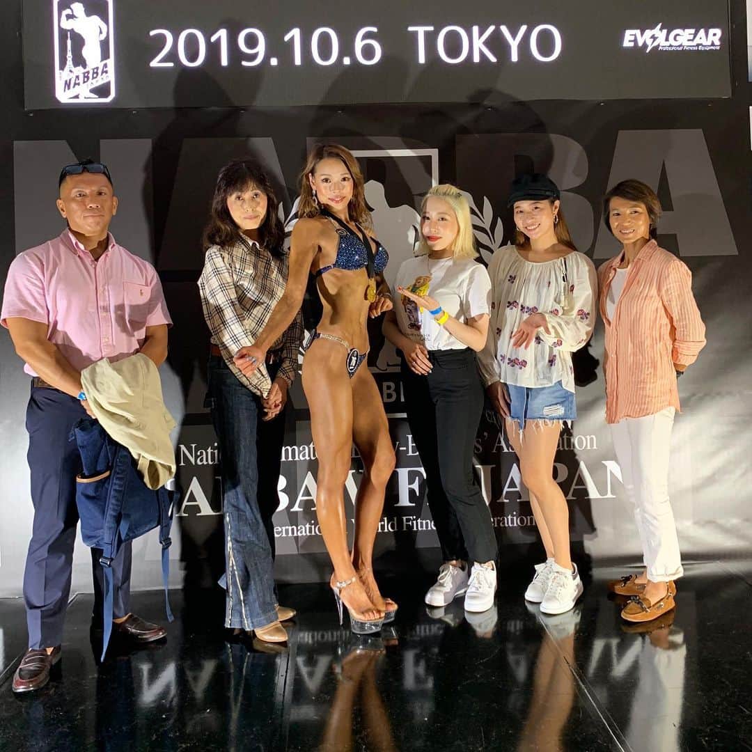 Chiharuのインスタグラム：「NABBA&WFF JAPANを観に行きました💪 さらお疲れ様😊✨しばらくは美味しいご飯とお酒を楽しんでね😆 . ビキニモデルクラス、かっこよかったなぁ❗️ 皆素晴らしい❗️ NABBA&WFFは演出もなかなかカッコよくて、特に音が良かった🔈筋肉の迫力が増しますね！笑 カテゴリ毎にその場で表彰が行われるのも、 分かりやすいし、飽きないし、 観る側も楽しめました😊 . 写真は元ボディビルのさらおじちゃんと、さらママ、みずかちゃん、元ボディビルチャンピオン長谷川さん✨ . #NABBA #NABBAWFF #fitnessbikini #bodymake #bodybuilding  #フィットネス女子  #フィットネスビキニモデル  #フィットネスビキニ  #ボディコンテスト」