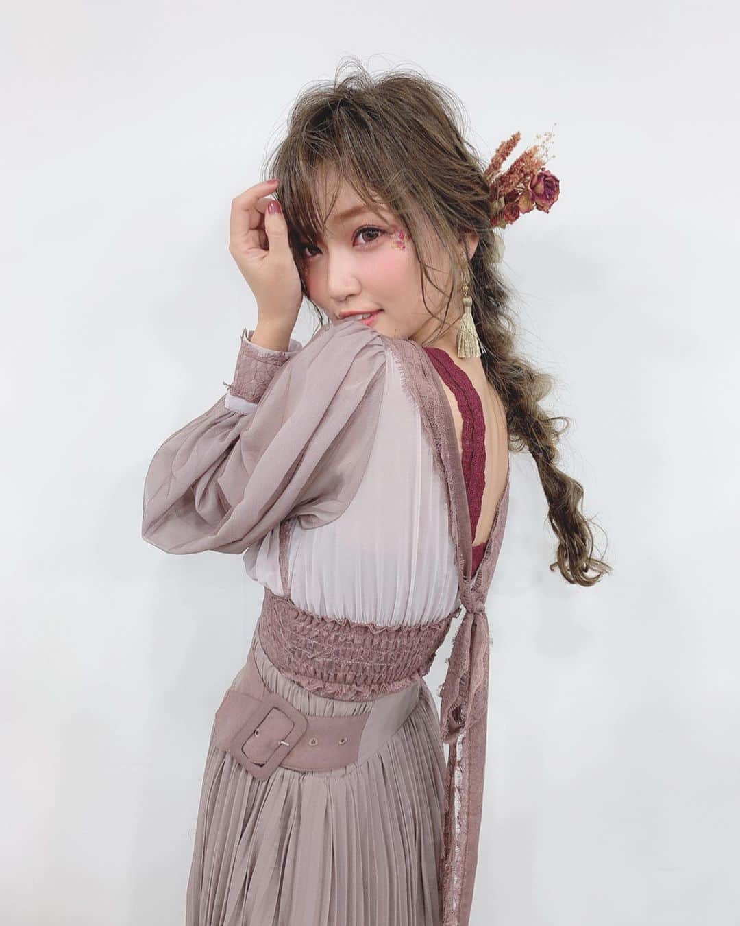 いっちゃん/嶋津 いつみのインスタグラム：「. . お久しぶりになってしもた😭🙏🏻 . . . . 先日行われた #編みおろしコンテント 名古屋予選での スタイルはこんな感じでした🤗💓 . . . . 結果からお伝えすると ダメだったんですが…楽しかった😖❤️❤️❤️ . . . 衣装もテーマに合わせて あれじゃない！これじゃない‼︎って 探したり… 飾りもイメージに合うのがないなら 作っちゃえ‼︎🤔✨ってなって 頑張って作ったり…💐 . . . @linlin_this 一緒に協力して 作り上げていく過程がほんとに楽しかった🙇‍♀️💕 . ありがとうございました‼︎ . . . . 結果がついて来なかったのは もちろん悔しくて…悔しい‼︎って顔に なってしまったけど😅ww . . . 予選を突破された方々にも たくさんのドラマがあって めっちゃ感動したのも事実…😌 . . 編みおろし会モデルとして 初期の頃からずっと見てたからこそ 知ってるストーリーもあって 感極まって泣きそうになってた😖💦笑 . . . . . 色んな思いがあるけど それも含めて…決勝は @rilhair  中川さんと頑張ってきます💪😤💨 . . . #関西  #関西サロモ  #サロンモデル #サロモ #いっちゃん  #フリーモデル #関西モデル  #あざといっちゃん #かわいっちゃん #いっちゃんコーデ #ブライダルモデル #アレンジモデル #ヘアカラー  #ヘアアレンジ #ootd #撮影依頼受付中 #編みおろし会モデル」
