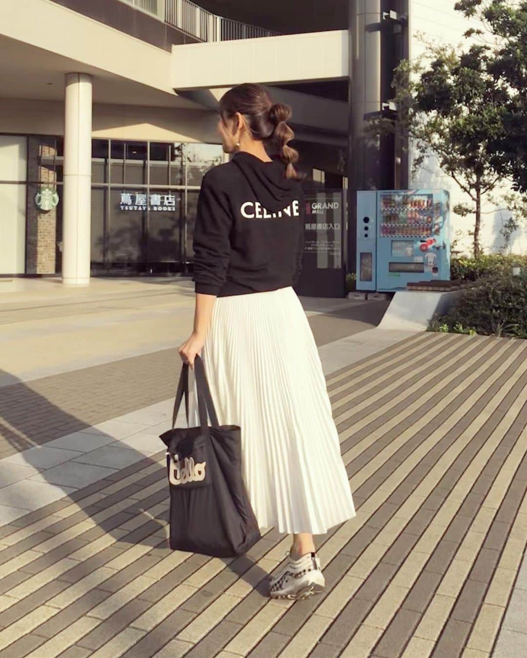 のインスタグラム：「今日は最近お気に入りのヘアアレンジに久しぶりのスニーカーを履きました👟 * 幼稚園のお兄さんお姉さん競技は卒園した子供達のお楽しみで、今年も参加してきました！ 久しぶりに会えたお友達もたくさん居て楽しかったです😊  Tops: #celine Skirt: #tsurubymarikooikawa  Shoes: #nike #airmax95  Bag: #ludlow  #fashion #cordinate#casualstyle #ママコーデ #セリーヌ #ラドロー #ツルバイマリコオイカワ #ナイキ」