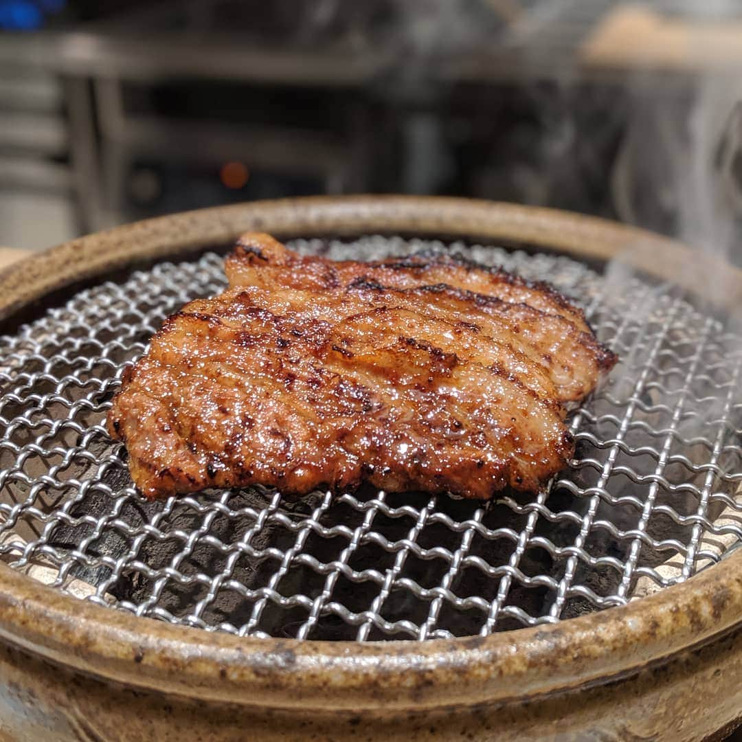 Masayasu Moritaのインスタグラム：「もはや、予約二年待ちというChiuneですが、このシンプルなのに深くて綺麗な味わいは、ここでしか食べられないかと。これからは写真は七輪上のみらしいので、過去の投稿で他の料理はチェックw❗  #豚肉 #porkchop #銀座グルメ #ginza #銀座 #tokyo #東京 #もりたま飯 #foodie #foodgasm #foodphotography #foodstagram #美食 #delicious #tasty #instafood #グルメ #food #yummy #foodporn #デリスタグラマー #グルメな人と繋がりたい #古田諭史 #satoshifuruta」