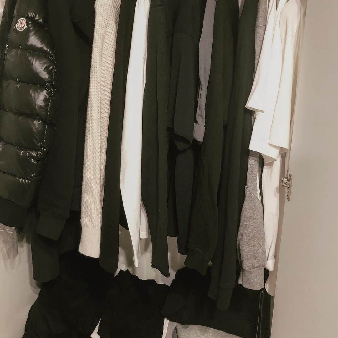 菊地亜美さんのインスタグラム写真 - (菊地亜美Instagram)「. 最近旦那ちゃまの秋物の洋服買いに行ったので、ついでにクローゼット衣替え完了😴👕 自分のクローゼットはぐちゃぐちゃだけど🤷🏻‍♀️笑 夫のは基本黒グレー白が多いから色が揃ってて気持ちいいの。 まだ届いてないのもあるから、何故か私の方が楽しみ💓笑」10月6日 21時55分 - amikikuchi0905