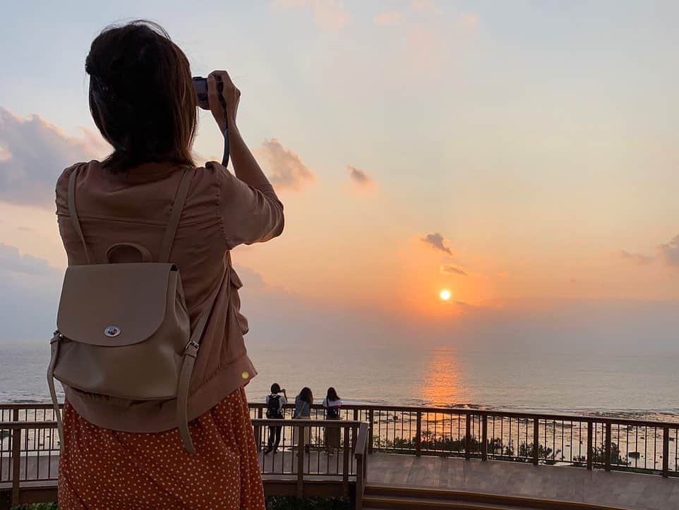 澤村小夜子さんのインスタグラム写真 - (澤村小夜子Instagram)「今日は5時に起きて、奄美最東端で日の出を拝み🌄. 大好きなケンムン村で陶芸体験🐙. ZOO的なコップとケーキ皿を作りました◎ . 午後は、満潮時になるとハートが浮き出る ハートロックを見て 帰りの飛行機までエメラルドブルーな海に入ったり 魚に噛まれたりして過ごしました🐠. . 久々に運転たくさんできて良かったな＊ . 今回もホテル支配人の盛さんに、たくさんお世話になりました🙏🏻. 奄美に住みたいと言えば「うちの庭に家建てなよ」と言ってくれ 何度も「またすぐ帰っておいでね」と言ってくれました🌱. 盛さんをはじめ、出会った人たちに大感謝です( ˊᵕˋ* ) . 本当に、来るたび好きになる島だなぁ🌴. . . #奄美大島 #第三の故郷 #大好き #あやまる岬 #ケンムン村 #ばしゃ山村 #ハートロック #ビーチ #憧れの #木からブランコ #そう言えば野生のイノシシ見た」10月6日 21時59分 - sayako_negoto