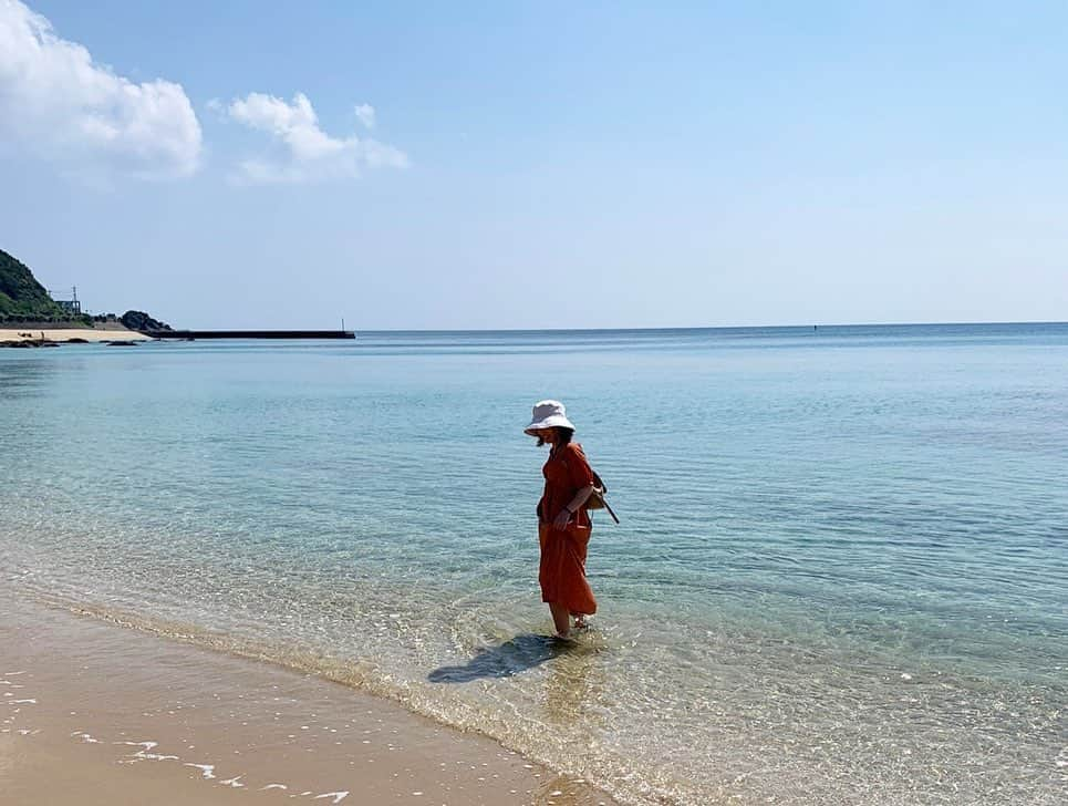 澤村小夜子さんのインスタグラム写真 - (澤村小夜子Instagram)「今日は5時に起きて、奄美最東端で日の出を拝み🌄. 大好きなケンムン村で陶芸体験🐙. ZOO的なコップとケーキ皿を作りました◎ . 午後は、満潮時になるとハートが浮き出る ハートロックを見て 帰りの飛行機までエメラルドブルーな海に入ったり 魚に噛まれたりして過ごしました🐠. . 久々に運転たくさんできて良かったな＊ . 今回もホテル支配人の盛さんに、たくさんお世話になりました🙏🏻. 奄美に住みたいと言えば「うちの庭に家建てなよ」と言ってくれ 何度も「またすぐ帰っておいでね」と言ってくれました🌱. 盛さんをはじめ、出会った人たちに大感謝です( ˊᵕˋ* ) . 本当に、来るたび好きになる島だなぁ🌴. . . #奄美大島 #第三の故郷 #大好き #あやまる岬 #ケンムン村 #ばしゃ山村 #ハートロック #ビーチ #憧れの #木からブランコ #そう言えば野生のイノシシ見た」10月6日 21時59分 - sayako_negoto