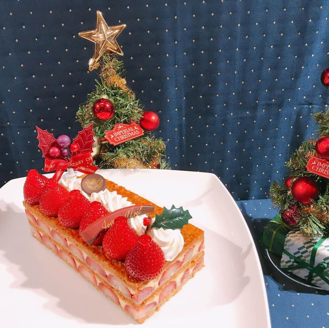 白井ゆかりさんのインスタグラム写真 - (白井ゆかりInstagram)「ひと足お先にクリスマスケーキを😋🎄﻿ ﻿ #帝国ホテル大阪 のクリスマスケーキ試食会へご招待いただきました。﻿ ﻿ 今年のスペシャルケーキ、24cm四方(！)のノエル・ブランは、﻿ 下段に白いオペラ、中段にショートケーキ、トップにはモンブランの豪華すぎるケーキでした✨﻿ ﻿ 大人数でのクリスマスパーティをご予定の方は是非🎉﻿ ﻿ ﻿ その他のホールケーキは、﻿ 王道ショートケーキをはじめ、﻿ ミルフィーユ、ガトーショコラ、ブッシュドノエルと大人気が勢揃い🎂﻿ ﻿ どれもとっても美味しいけれど、私の一押しはブッシュドノエル！！﻿ 生クリームではなく、コーヒーとキャラメルの香るふんわりと軽いバタークリームで作られていて、バタークリーム好きとしてはたまらない一品🥺💕﻿ ﻿ ﻿ ホールケーキは予約が必要ですが、小さなサイズの可愛いプティガトーは12月20日〜25日に店頭販売で買えるそうです🧁﻿ ﻿ プティガトーの中では、私はホワイトチョコムースの「シェミニー」がお気に入り！﻿ ﻿ ﻿ その他、シュトーレンやクグロフは12月1日〜店頭販売だそう。﻿ 日持ちするのでクリスマスシーズン近くの贈り物にオススメです🎁﻿ ﻿ ﻿ ﻿ 今年のクリスマスケーキはどれにしよう。。♡﻿ ﻿ ﻿ ﻿ ﻿ 【クリスマスケーキ予約受付期間】﻿ 11月1日(金)〜12月13日(金)﻿ 11:00〜20:00﻿ オンライン・電話・店頭にて受付。﻿ ﻿ ※11月1日〜30日の期間は、オンラインショップでのみ、優待料金での予約が可能だそうです！﻿ ☝️帝国ホテルの会員サービス「マイインペリアル」に登録すると、優待価格になるキャンペーンコードがもらえます。 ﻿ ﻿ 【予約したケーキのお渡し期間と場所】﻿ 12月20日(金)〜12月25(水)﻿ 11:00〜20:00﻿ 帝国ホテル大阪1階ザ・パークのテイクアウトコーナー﻿ ﻿ ﻿ ﻿ ﻿ #帝国ホテル #imperialhotel #imperialhotelosaka #クリスマスケーキ #クリスマス2019 #クリスマスケーキ2019 #クリスマスパーティ #christmascake #ノエルブラン」10月6日 22時00分 - yukarealestate