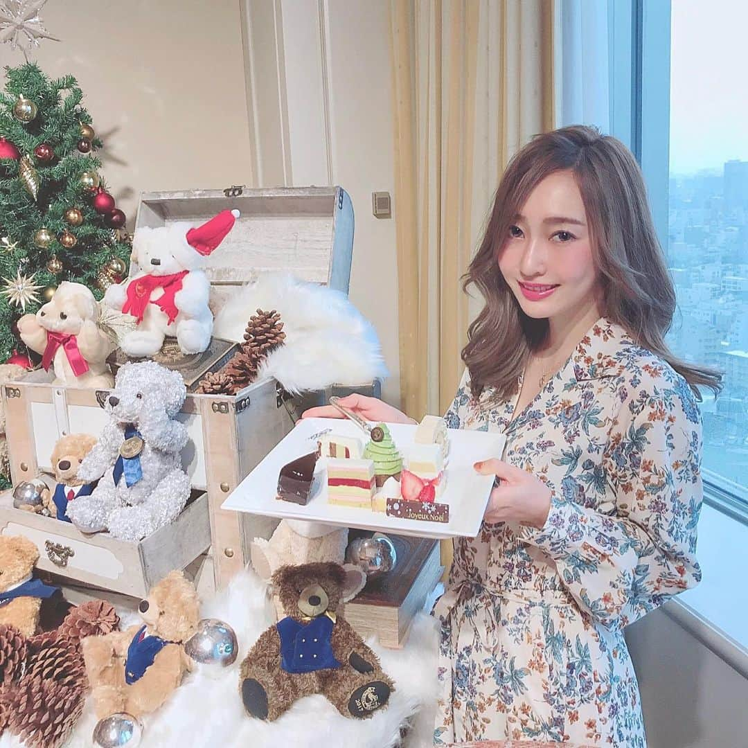 白井ゆかりさんのインスタグラム写真 - (白井ゆかりInstagram)「ひと足お先にクリスマスケーキを😋🎄﻿ ﻿ #帝国ホテル大阪 のクリスマスケーキ試食会へご招待いただきました。﻿ ﻿ 今年のスペシャルケーキ、24cm四方(！)のノエル・ブランは、﻿ 下段に白いオペラ、中段にショートケーキ、トップにはモンブランの豪華すぎるケーキでした✨﻿ ﻿ 大人数でのクリスマスパーティをご予定の方は是非🎉﻿ ﻿ ﻿ その他のホールケーキは、﻿ 王道ショートケーキをはじめ、﻿ ミルフィーユ、ガトーショコラ、ブッシュドノエルと大人気が勢揃い🎂﻿ ﻿ どれもとっても美味しいけれど、私の一押しはブッシュドノエル！！﻿ 生クリームではなく、コーヒーとキャラメルの香るふんわりと軽いバタークリームで作られていて、バタークリーム好きとしてはたまらない一品🥺💕﻿ ﻿ ﻿ ホールケーキは予約が必要ですが、小さなサイズの可愛いプティガトーは12月20日〜25日に店頭販売で買えるそうです🧁﻿ ﻿ プティガトーの中では、私はホワイトチョコムースの「シェミニー」がお気に入り！﻿ ﻿ ﻿ その他、シュトーレンやクグロフは12月1日〜店頭販売だそう。﻿ 日持ちするのでクリスマスシーズン近くの贈り物にオススメです🎁﻿ ﻿ ﻿ ﻿ 今年のクリスマスケーキはどれにしよう。。♡﻿ ﻿ ﻿ ﻿ ﻿ 【クリスマスケーキ予約受付期間】﻿ 11月1日(金)〜12月13日(金)﻿ 11:00〜20:00﻿ オンライン・電話・店頭にて受付。﻿ ﻿ ※11月1日〜30日の期間は、オンラインショップでのみ、優待料金での予約が可能だそうです！﻿ ☝️帝国ホテルの会員サービス「マイインペリアル」に登録すると、優待価格になるキャンペーンコードがもらえます。 ﻿ ﻿ 【予約したケーキのお渡し期間と場所】﻿ 12月20日(金)〜12月25(水)﻿ 11:00〜20:00﻿ 帝国ホテル大阪1階ザ・パークのテイクアウトコーナー﻿ ﻿ ﻿ ﻿ ﻿ #帝国ホテル #imperialhotel #imperialhotelosaka #クリスマスケーキ #クリスマス2019 #クリスマスケーキ2019 #クリスマスパーティ #christmascake #ノエルブラン」10月6日 22時00分 - yukarealestate