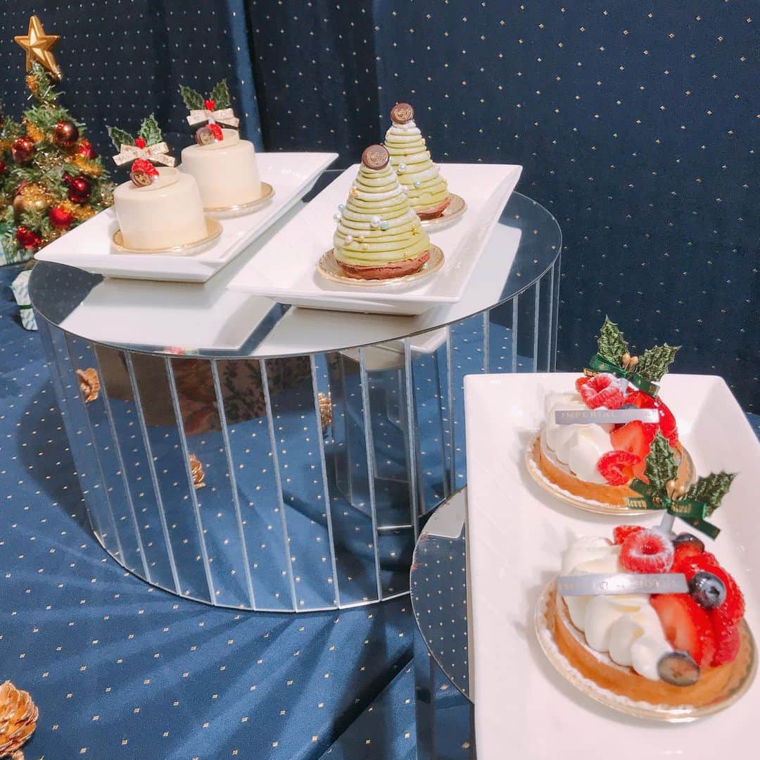 白井ゆかりさんのインスタグラム写真 - (白井ゆかりInstagram)「ひと足お先にクリスマスケーキを😋🎄﻿ ﻿ #帝国ホテル大阪 のクリスマスケーキ試食会へご招待いただきました。﻿ ﻿ 今年のスペシャルケーキ、24cm四方(！)のノエル・ブランは、﻿ 下段に白いオペラ、中段にショートケーキ、トップにはモンブランの豪華すぎるケーキでした✨﻿ ﻿ 大人数でのクリスマスパーティをご予定の方は是非🎉﻿ ﻿ ﻿ その他のホールケーキは、﻿ 王道ショートケーキをはじめ、﻿ ミルフィーユ、ガトーショコラ、ブッシュドノエルと大人気が勢揃い🎂﻿ ﻿ どれもとっても美味しいけれど、私の一押しはブッシュドノエル！！﻿ 生クリームではなく、コーヒーとキャラメルの香るふんわりと軽いバタークリームで作られていて、バタークリーム好きとしてはたまらない一品🥺💕﻿ ﻿ ﻿ ホールケーキは予約が必要ですが、小さなサイズの可愛いプティガトーは12月20日〜25日に店頭販売で買えるそうです🧁﻿ ﻿ プティガトーの中では、私はホワイトチョコムースの「シェミニー」がお気に入り！﻿ ﻿ ﻿ その他、シュトーレンやクグロフは12月1日〜店頭販売だそう。﻿ 日持ちするのでクリスマスシーズン近くの贈り物にオススメです🎁﻿ ﻿ ﻿ ﻿ 今年のクリスマスケーキはどれにしよう。。♡﻿ ﻿ ﻿ ﻿ ﻿ 【クリスマスケーキ予約受付期間】﻿ 11月1日(金)〜12月13日(金)﻿ 11:00〜20:00﻿ オンライン・電話・店頭にて受付。﻿ ﻿ ※11月1日〜30日の期間は、オンラインショップでのみ、優待料金での予約が可能だそうです！﻿ ☝️帝国ホテルの会員サービス「マイインペリアル」に登録すると、優待価格になるキャンペーンコードがもらえます。 ﻿ ﻿ 【予約したケーキのお渡し期間と場所】﻿ 12月20日(金)〜12月25(水)﻿ 11:00〜20:00﻿ 帝国ホテル大阪1階ザ・パークのテイクアウトコーナー﻿ ﻿ ﻿ ﻿ ﻿ #帝国ホテル #imperialhotel #imperialhotelosaka #クリスマスケーキ #クリスマス2019 #クリスマスケーキ2019 #クリスマスパーティ #christmascake #ノエルブラン」10月6日 22時00分 - yukarealestate