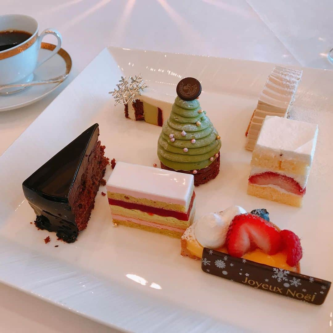 白井ゆかりさんのインスタグラム写真 - (白井ゆかりInstagram)「ひと足お先にクリスマスケーキを😋🎄﻿ ﻿ #帝国ホテル大阪 のクリスマスケーキ試食会へご招待いただきました。﻿ ﻿ 今年のスペシャルケーキ、24cm四方(！)のノエル・ブランは、﻿ 下段に白いオペラ、中段にショートケーキ、トップにはモンブランの豪華すぎるケーキでした✨﻿ ﻿ 大人数でのクリスマスパーティをご予定の方は是非🎉﻿ ﻿ ﻿ その他のホールケーキは、﻿ 王道ショートケーキをはじめ、﻿ ミルフィーユ、ガトーショコラ、ブッシュドノエルと大人気が勢揃い🎂﻿ ﻿ どれもとっても美味しいけれど、私の一押しはブッシュドノエル！！﻿ 生クリームではなく、コーヒーとキャラメルの香るふんわりと軽いバタークリームで作られていて、バタークリーム好きとしてはたまらない一品🥺💕﻿ ﻿ ﻿ ホールケーキは予約が必要ですが、小さなサイズの可愛いプティガトーは12月20日〜25日に店頭販売で買えるそうです🧁﻿ ﻿ プティガトーの中では、私はホワイトチョコムースの「シェミニー」がお気に入り！﻿ ﻿ ﻿ その他、シュトーレンやクグロフは12月1日〜店頭販売だそう。﻿ 日持ちするのでクリスマスシーズン近くの贈り物にオススメです🎁﻿ ﻿ ﻿ ﻿ 今年のクリスマスケーキはどれにしよう。。♡﻿ ﻿ ﻿ ﻿ ﻿ 【クリスマスケーキ予約受付期間】﻿ 11月1日(金)〜12月13日(金)﻿ 11:00〜20:00﻿ オンライン・電話・店頭にて受付。﻿ ﻿ ※11月1日〜30日の期間は、オンラインショップでのみ、優待料金での予約が可能だそうです！﻿ ☝️帝国ホテルの会員サービス「マイインペリアル」に登録すると、優待価格になるキャンペーンコードがもらえます。 ﻿ ﻿ 【予約したケーキのお渡し期間と場所】﻿ 12月20日(金)〜12月25(水)﻿ 11:00〜20:00﻿ 帝国ホテル大阪1階ザ・パークのテイクアウトコーナー﻿ ﻿ ﻿ ﻿ ﻿ #帝国ホテル #imperialhotel #imperialhotelosaka #クリスマスケーキ #クリスマス2019 #クリスマスケーキ2019 #クリスマスパーティ #christmascake #ノエルブラン」10月6日 22時00分 - yukarealestate